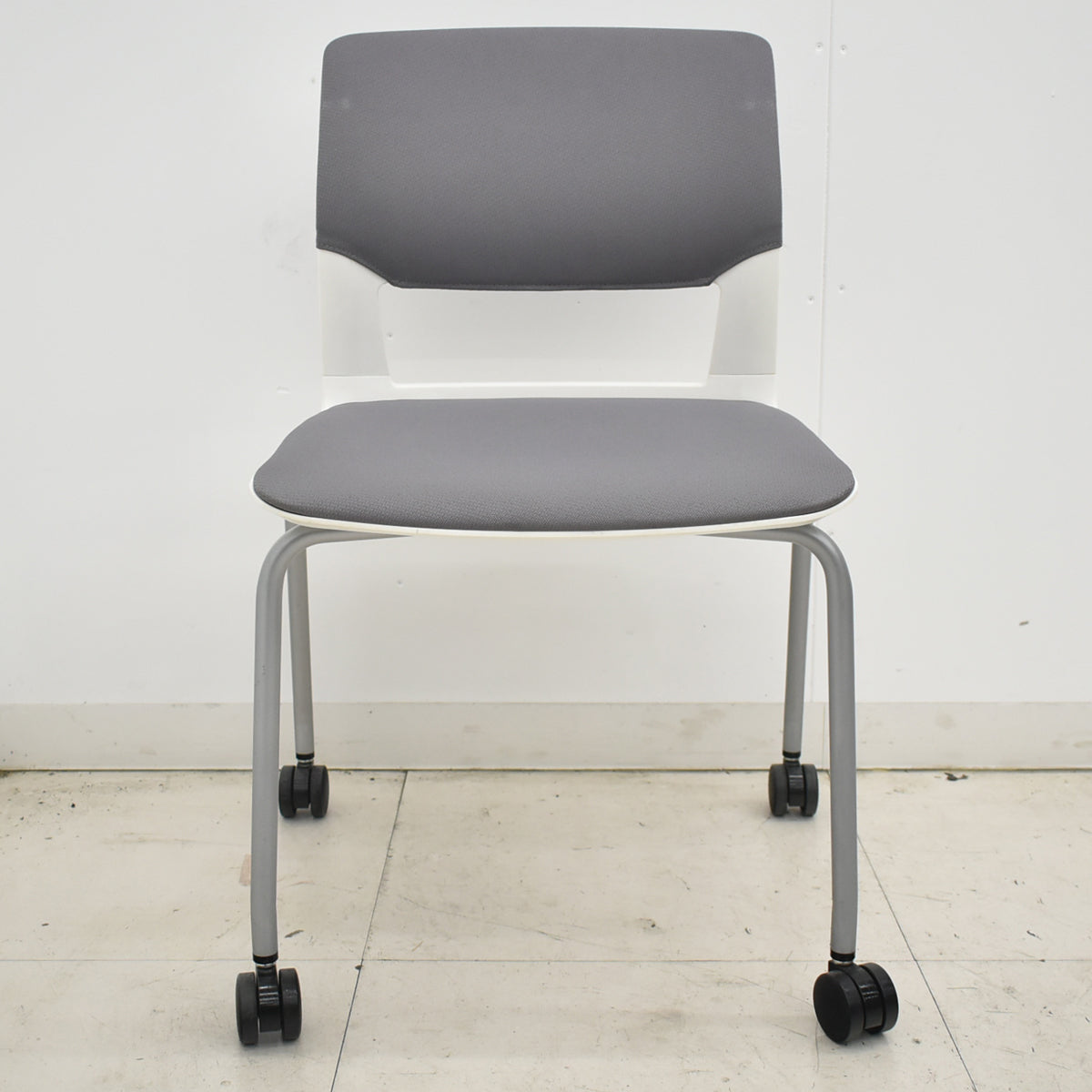 【中古】 コクヨ　KOKUYO　CK-160シリーズ　ミーティングチェア　スタッキング　グレー　キャスター付　2026030502【中古オフィス家具】