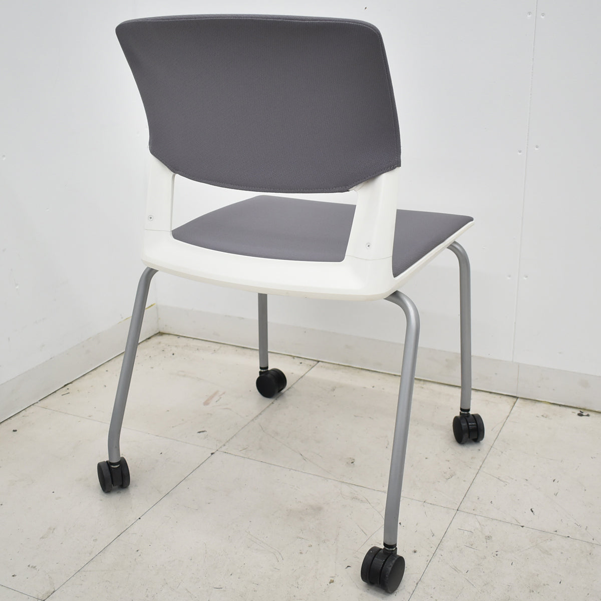 【中古】 コクヨ　KOKUYO　CK-160シリーズ　ミーティングチェア　スタッキング　グレー　キャスター付　2026030502【中古オフィス家具】