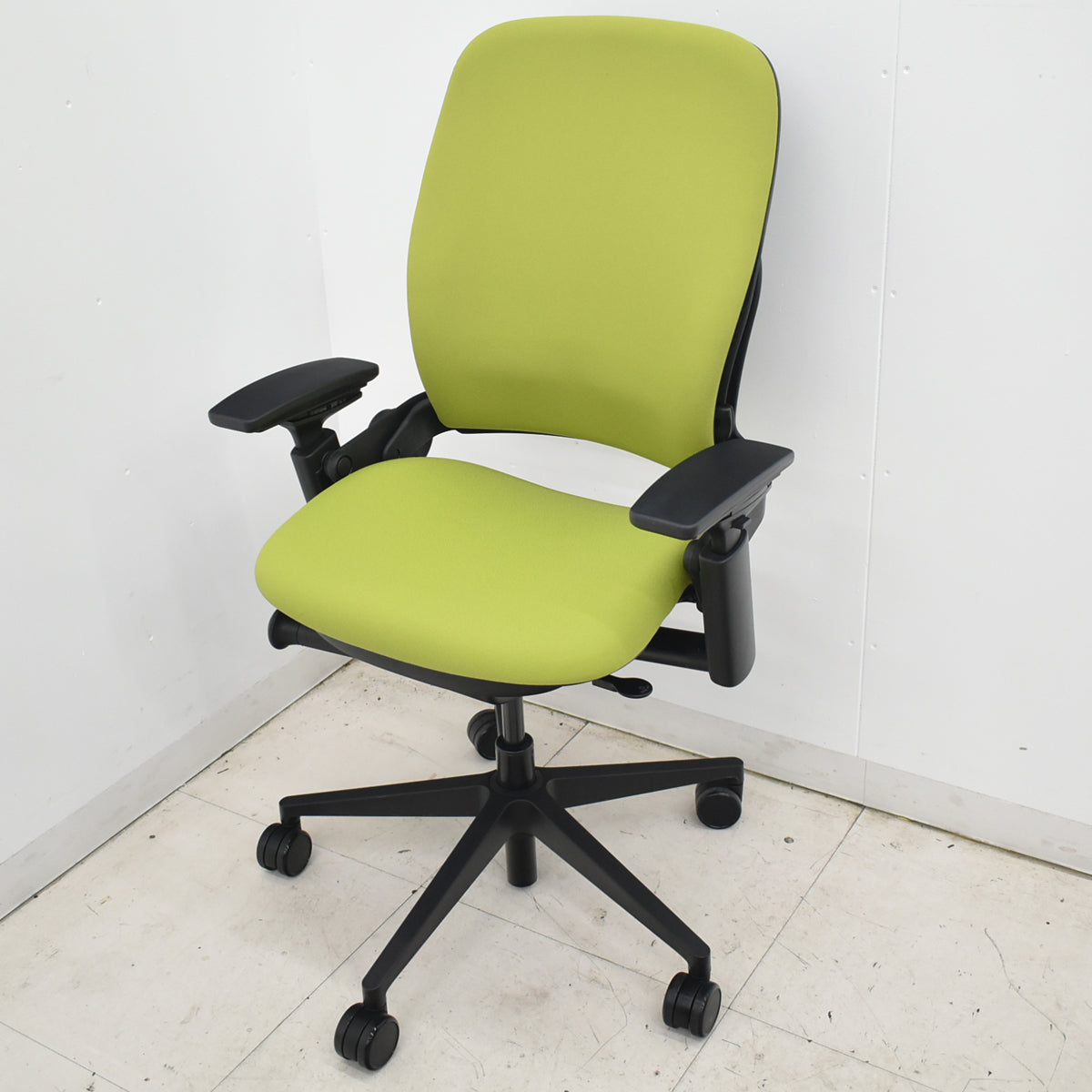 【中古】スチールケース　リープＶ２　APモデル　可動肘　ランバーサポート　グリーン　2026030503【中古オフィス家具】