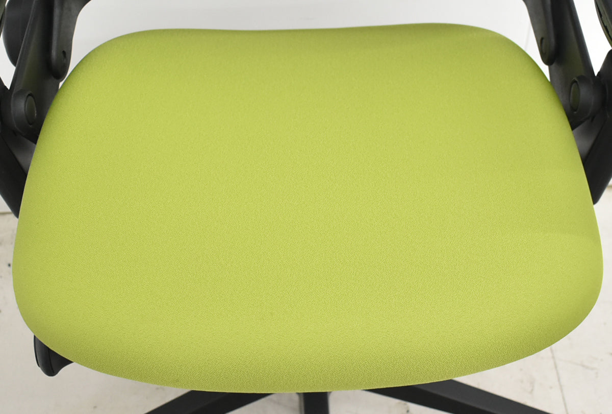 【中古】スチールケース　リープＶ２　APモデル　可動肘　ランバーサポート　グリーン　2026030503【中古オフィス家具】