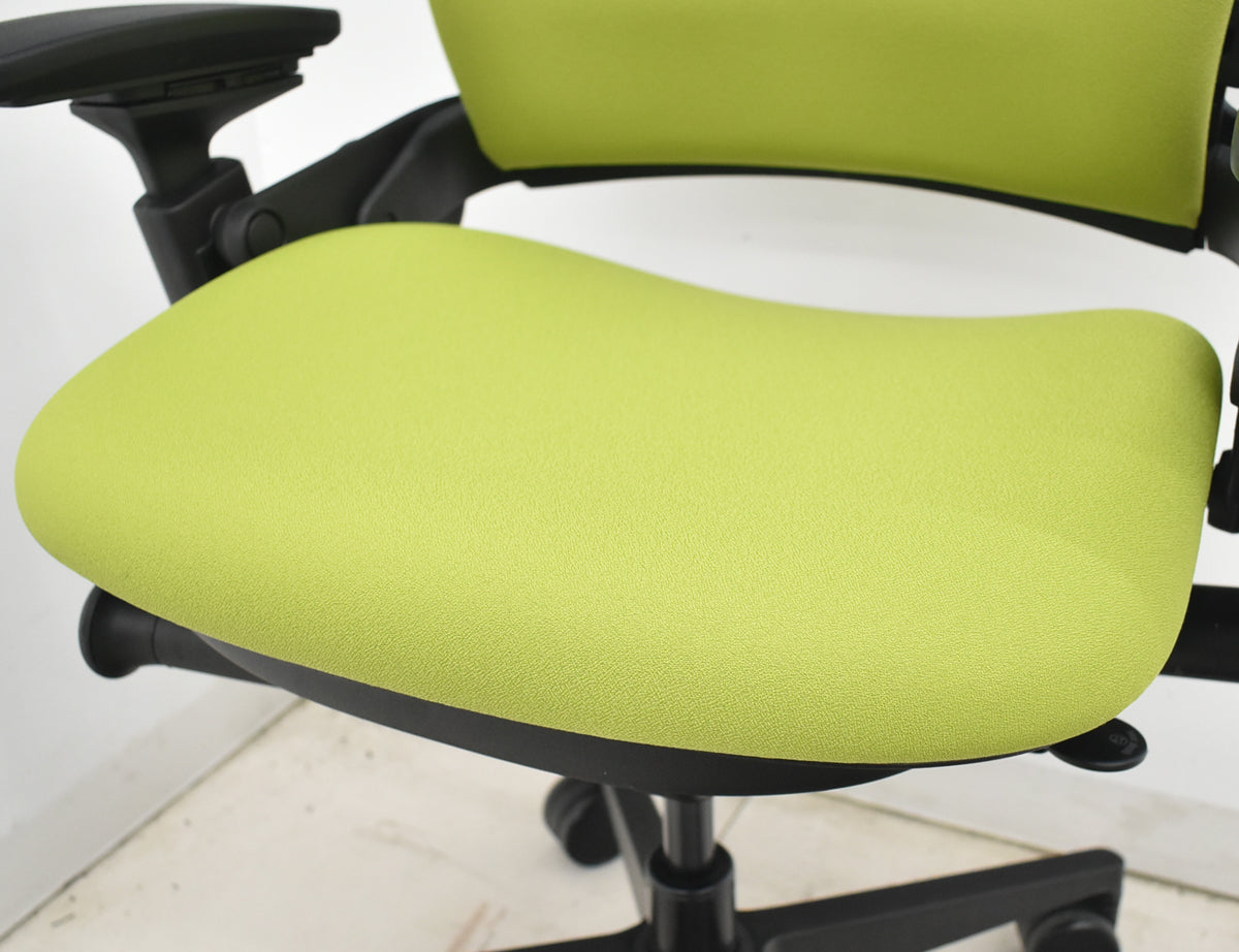 【中古】スチールケース　リープＶ２　APモデル　可動肘　ランバーサポート　グリーン　2026030503【中古オフィス家具】
