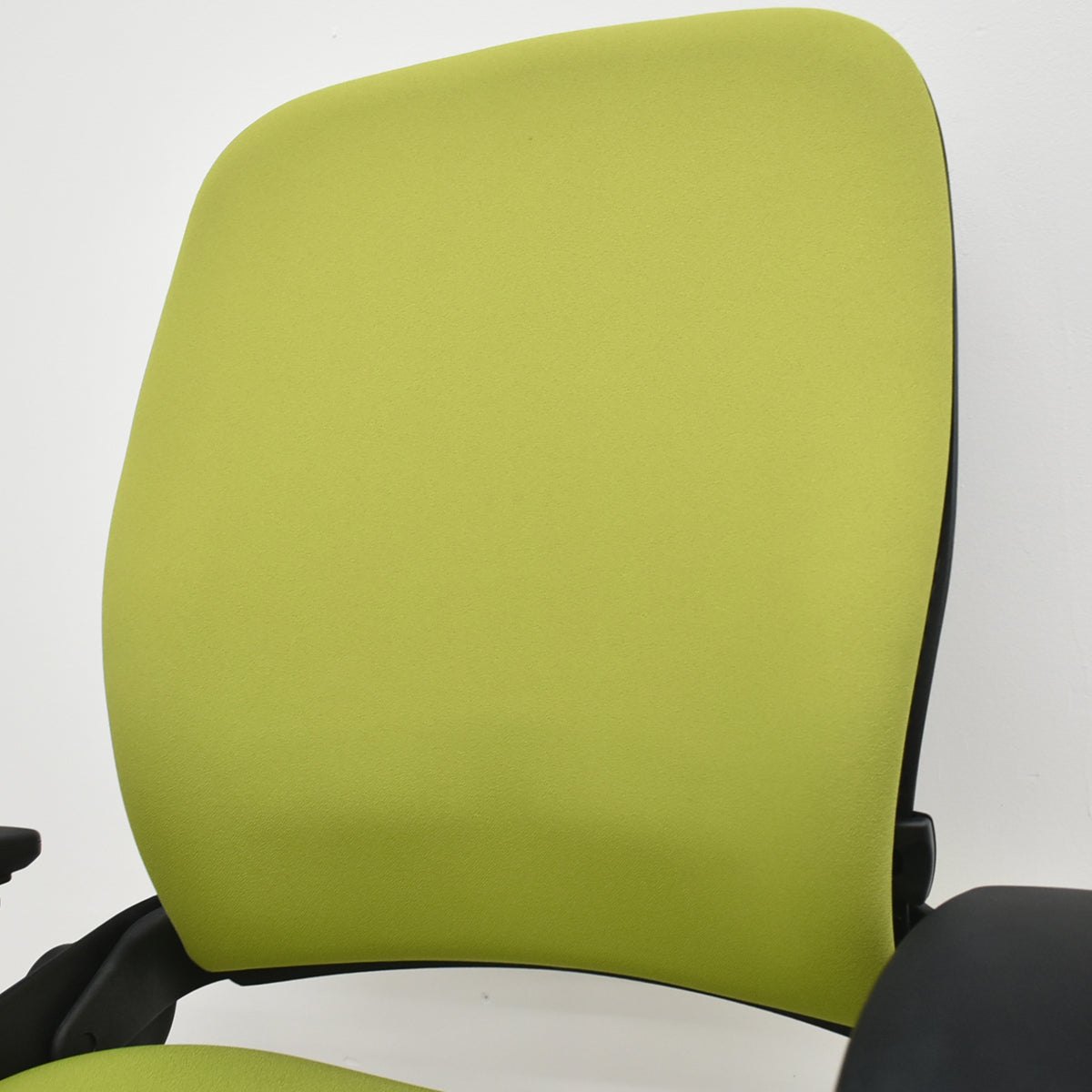 【中古】スチールケース　リープＶ２　APモデル　可動肘　ランバーサポート　グリーン　2026030503【中古オフィス家具】
