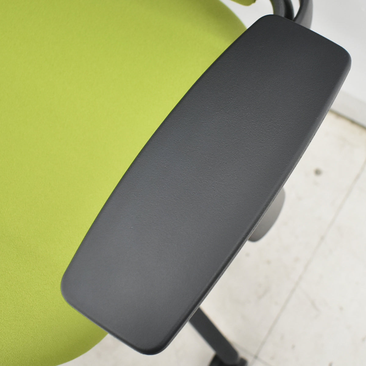 【中古】スチールケース　リープＶ２　APモデル　可動肘　ランバーサポート　グリーン　2026030503【中古オフィス家具】