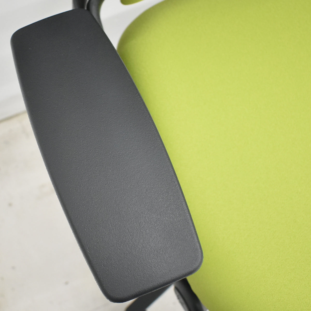 【中古】スチールケース　リープＶ２　APモデル　可動肘　ランバーサポート　グリーン　2026030503【中古オフィス家具】