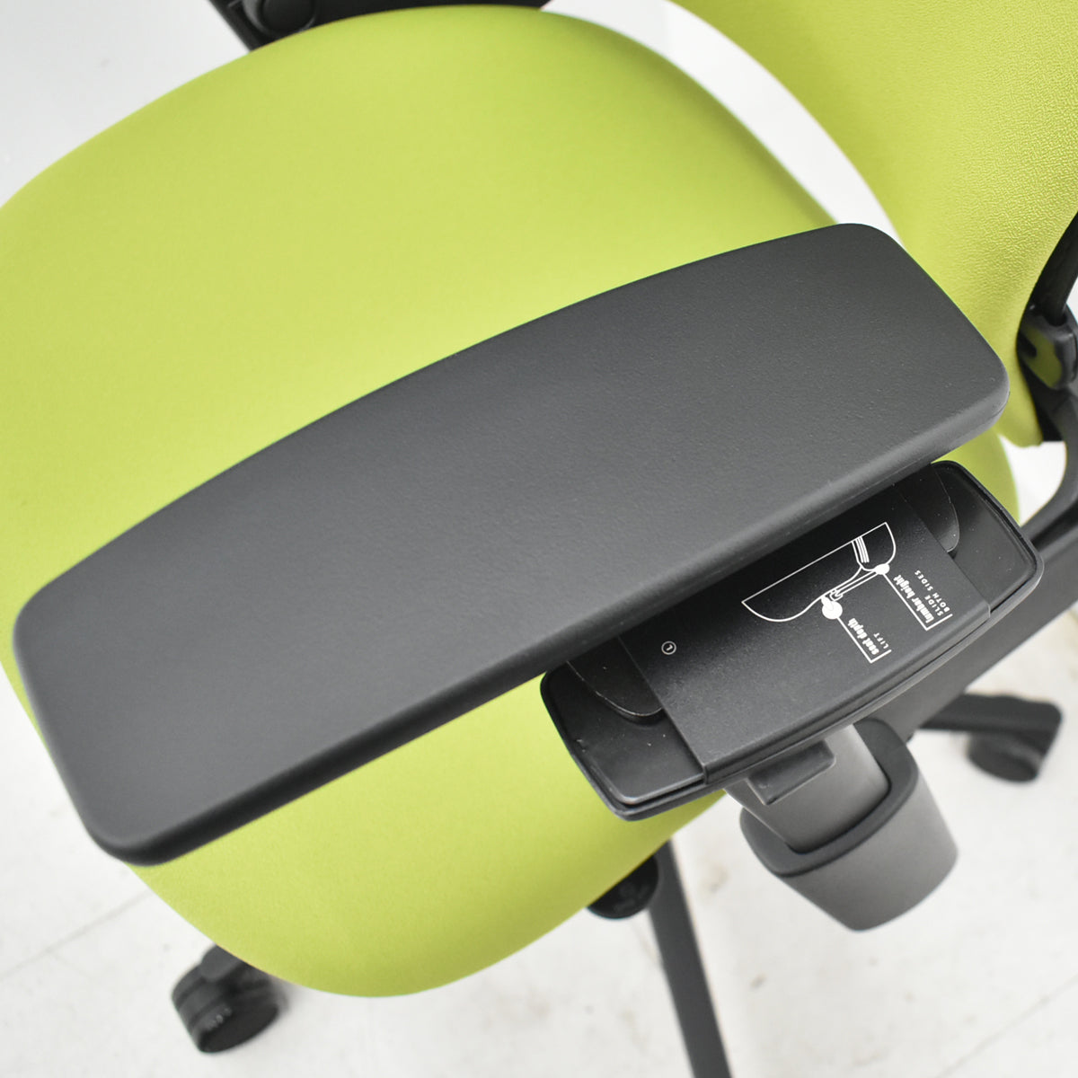 【中古】スチールケース　リープＶ２　APモデル　可動肘　ランバーサポート　グリーン　2026030503【中古オフィス家具】