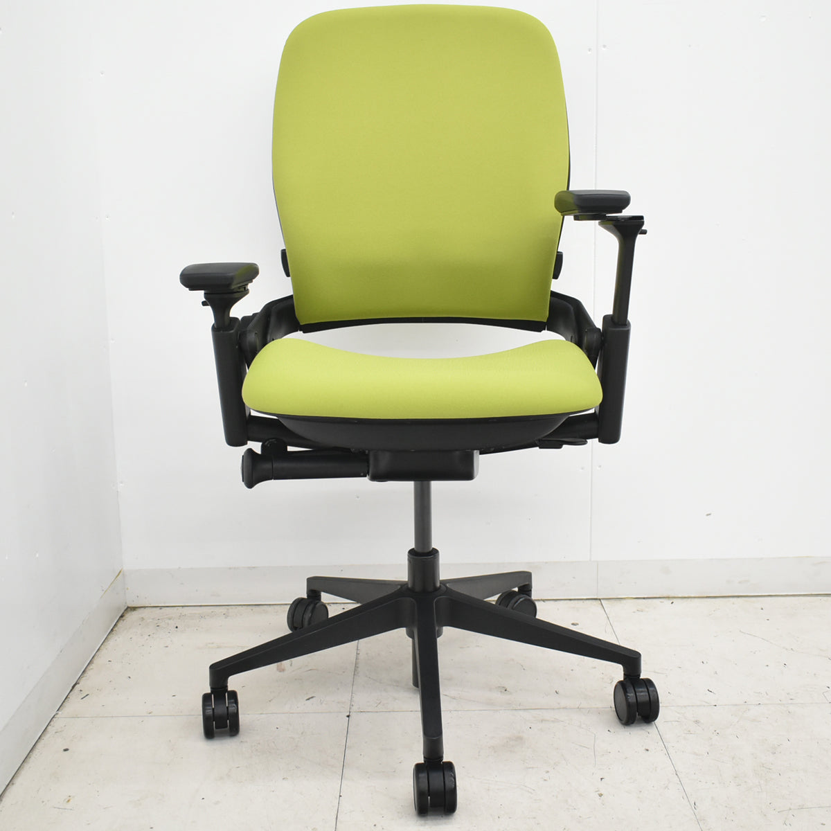 【中古】スチールケース　リープＶ２　APモデル　可動肘　ランバーサポート　グリーン　2026030503【中古オフィス家具】