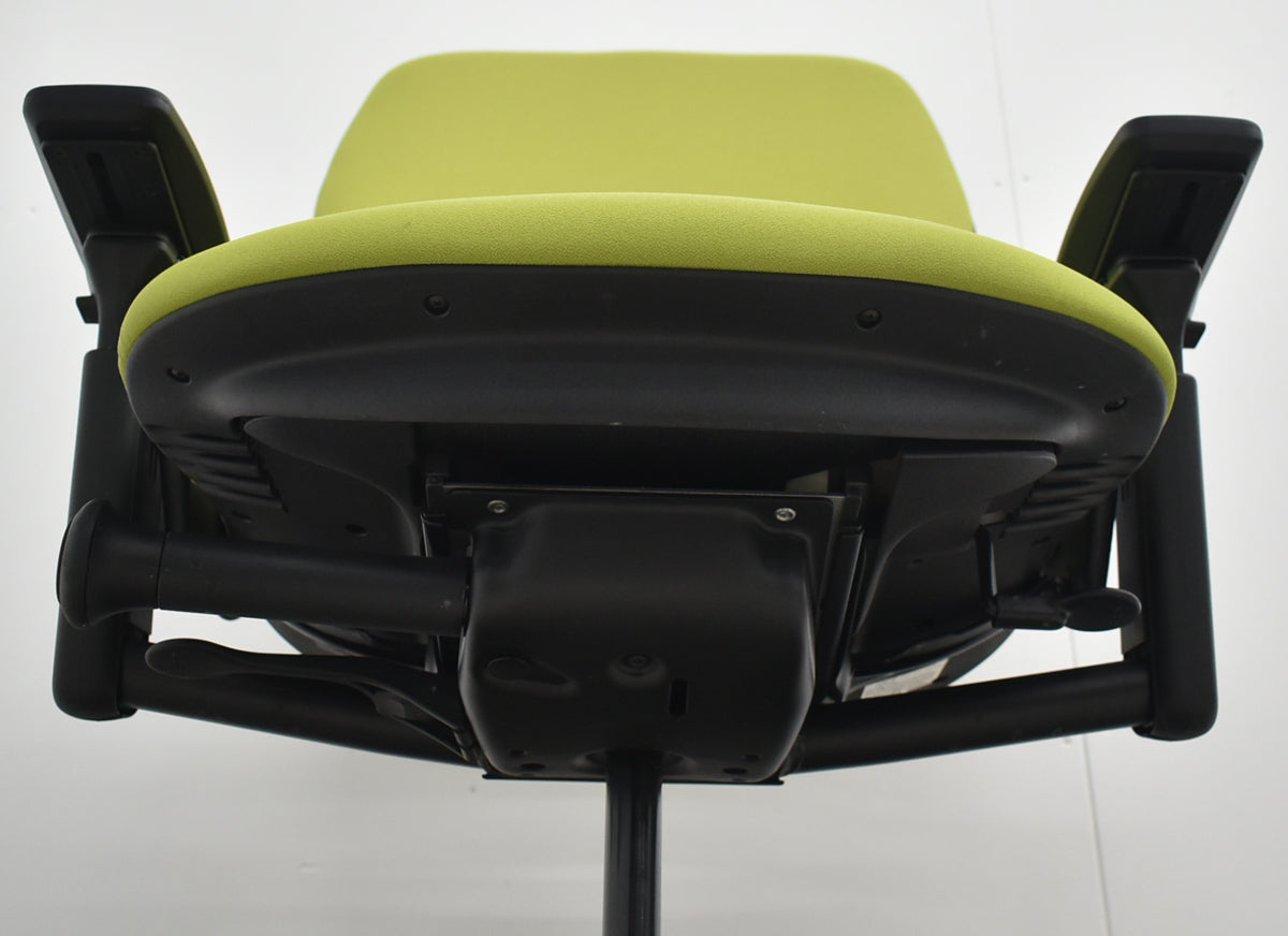 【中古】スチールケース　リープＶ２　APモデル　可動肘　ランバーサポート　グリーン　2026030503【中古オフィス家具】