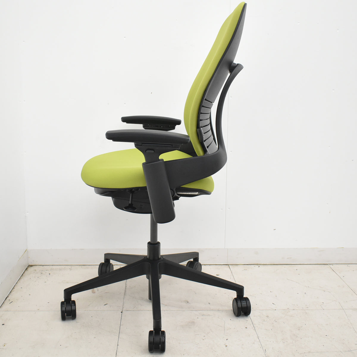 【中古】スチールケース　リープＶ２　APモデル　可動肘　ランバーサポート　グリーン　2026030503【中古オフィス家具】