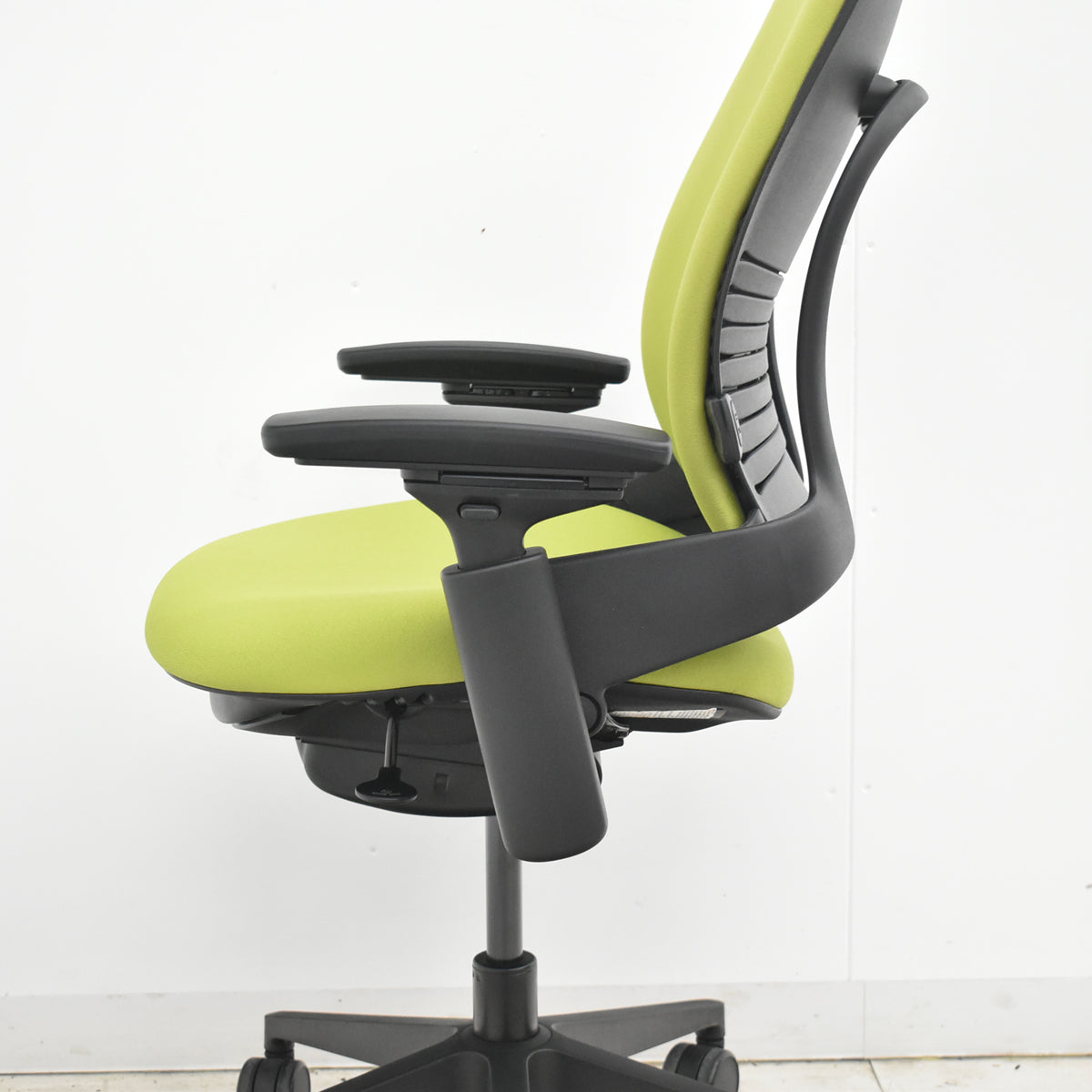 【中古】スチールケース　リープＶ２　APモデル　可動肘　ランバーサポート　グリーン　2026030503【中古オフィス家具】