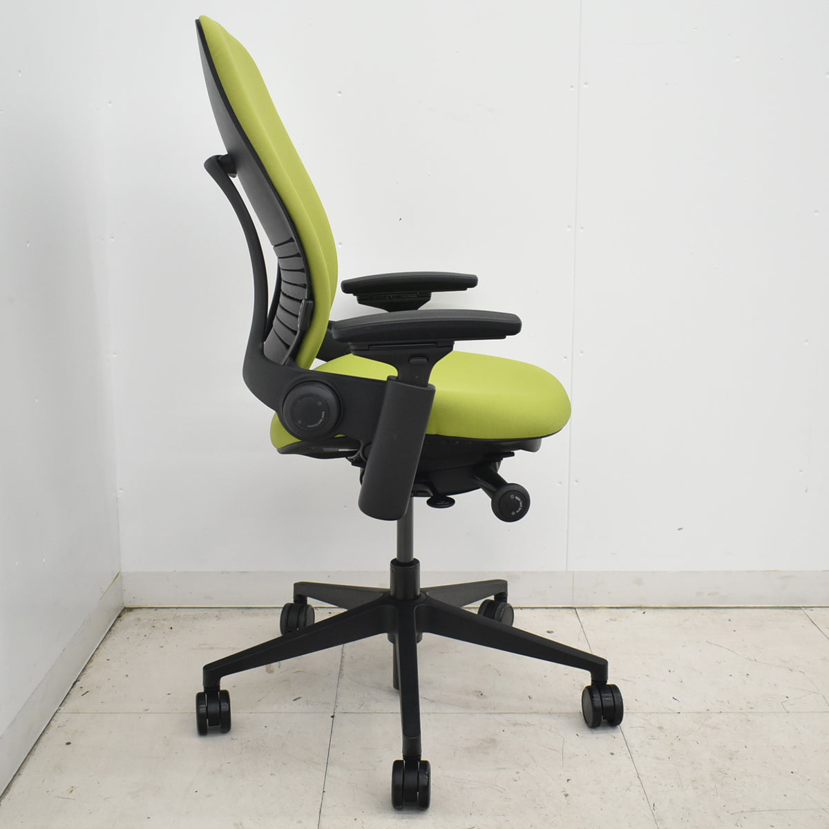 【中古】スチールケース　リープＶ２　APモデル　可動肘　ランバーサポート　グリーン　2026030503【中古オフィス家具】