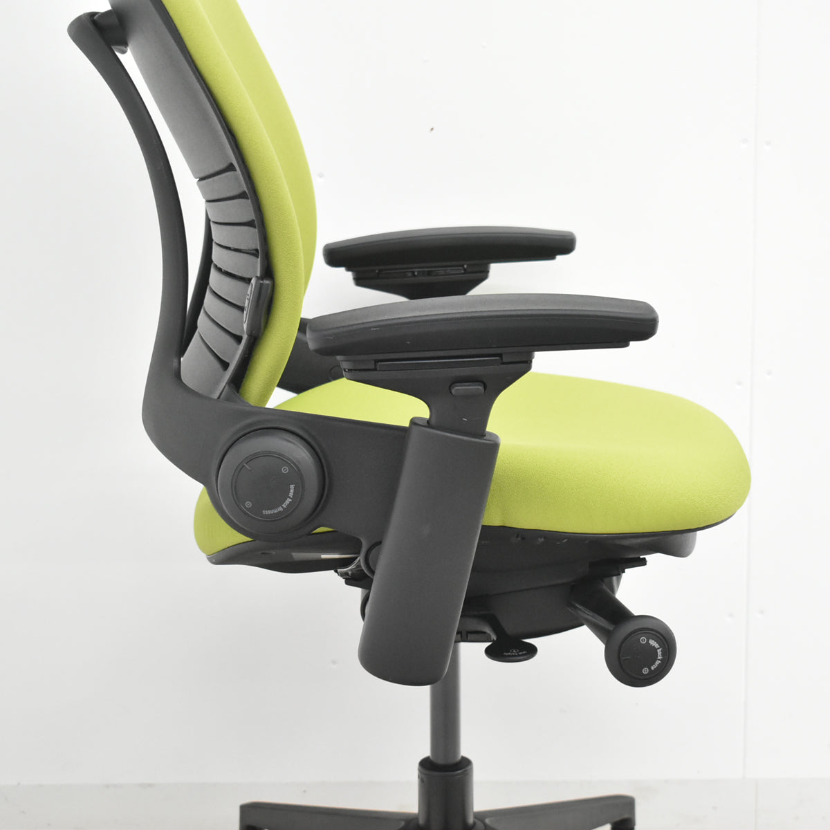 【中古】スチールケース　リープＶ２　APモデル　可動肘　ランバーサポート　グリーン　2026030503【中古オフィス家具】