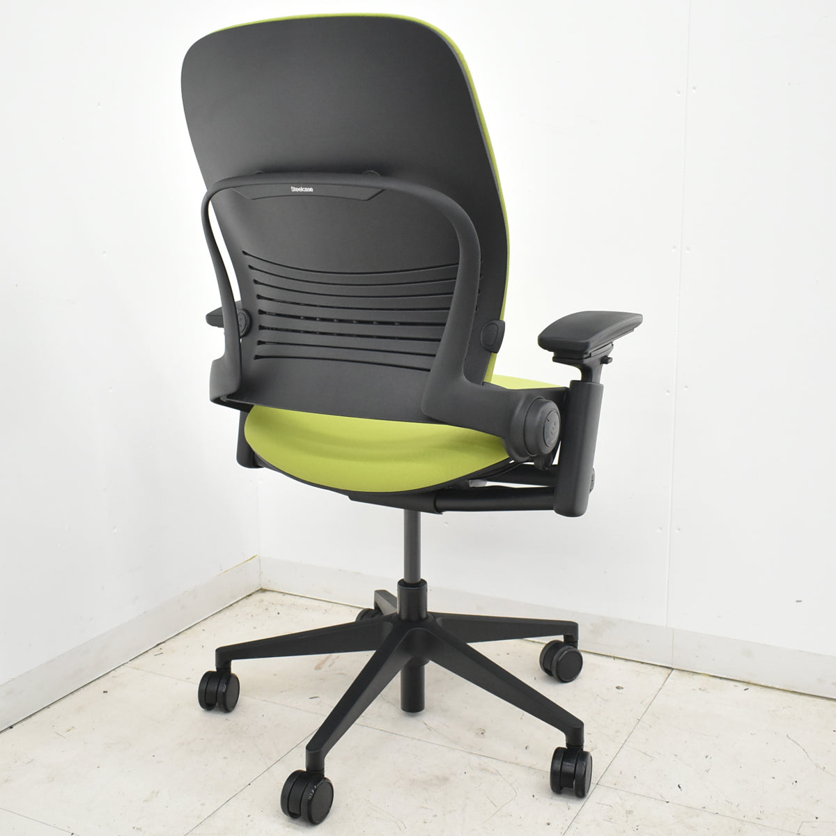 【中古】スチールケース　リープＶ２　APモデル　可動肘　ランバーサポート　グリーン　2026030503【中古オフィス家具】