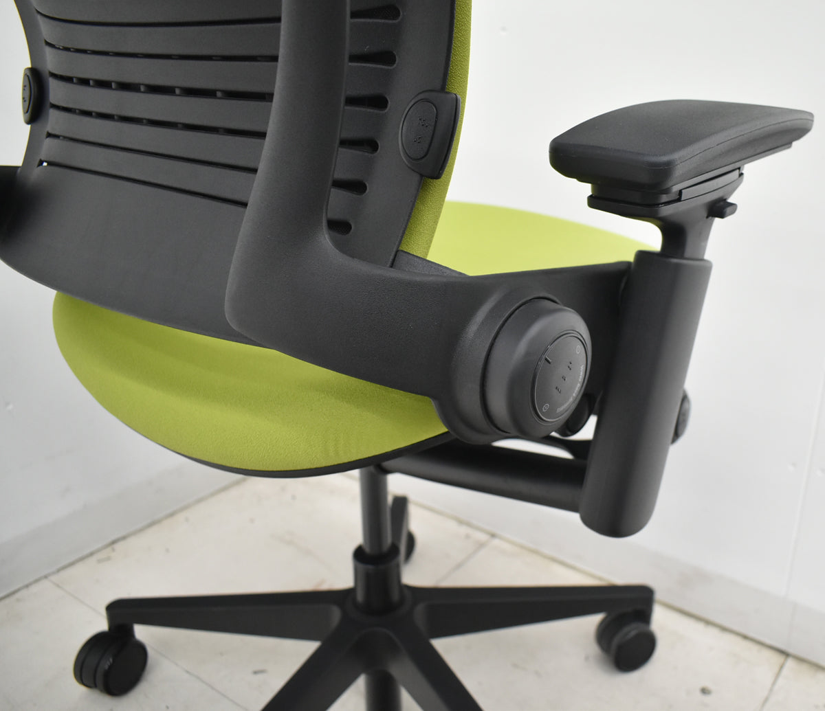 【中古】スチールケース　リープＶ２　APモデル　可動肘　ランバーサポート　グリーン　2026030503【中古オフィス家具】