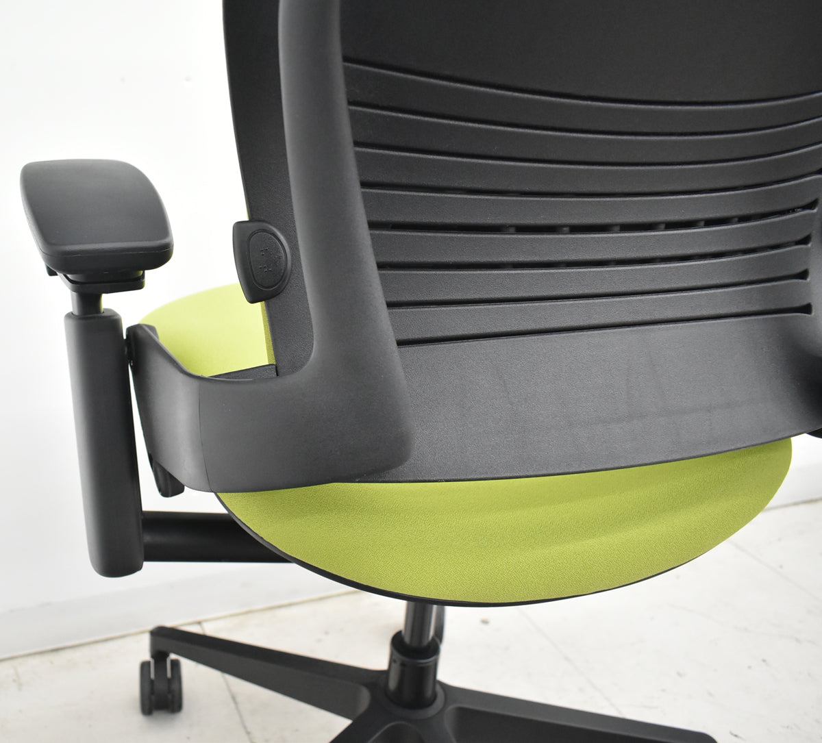 【中古】スチールケース　リープＶ２　APモデル　可動肘　ランバーサポート　グリーン　2026030503【中古オフィス家具】