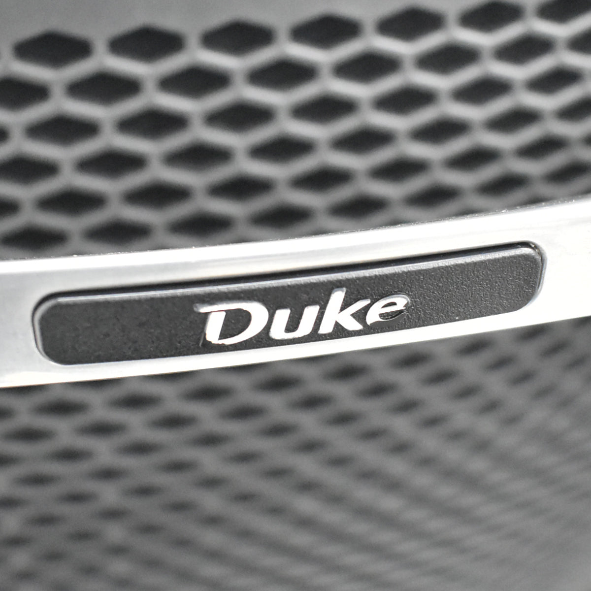 【中古】オカムラ　デューク　固定肘　革張り　ポリッシュ　ランバーサポート　ブラック　2026030504【中古オフィス家具】