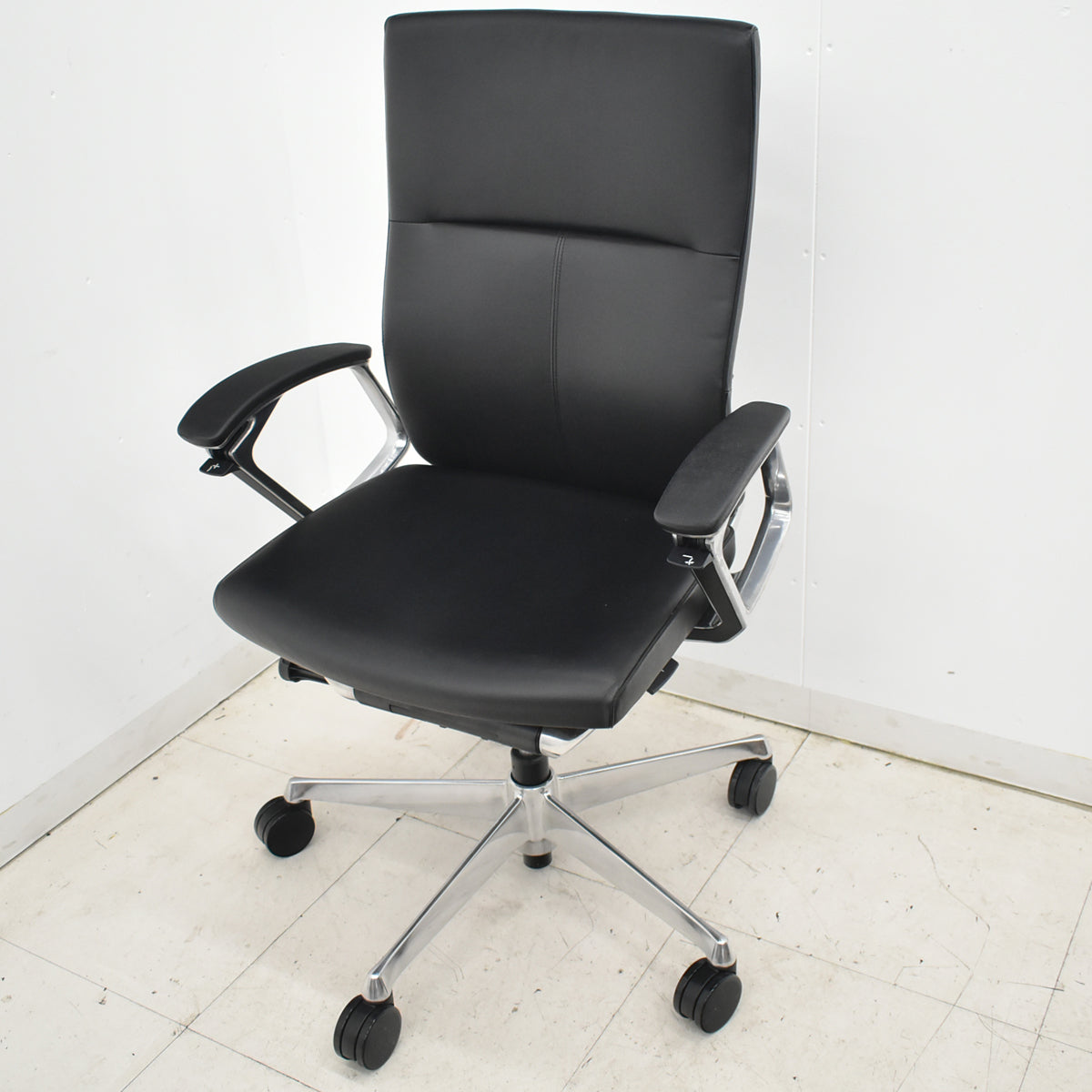 【中古】オカムラ　デューク　固定肘　革張り　ポリッシュ　ランバーサポート　ブラック　2026030504【中古オフィス家具】