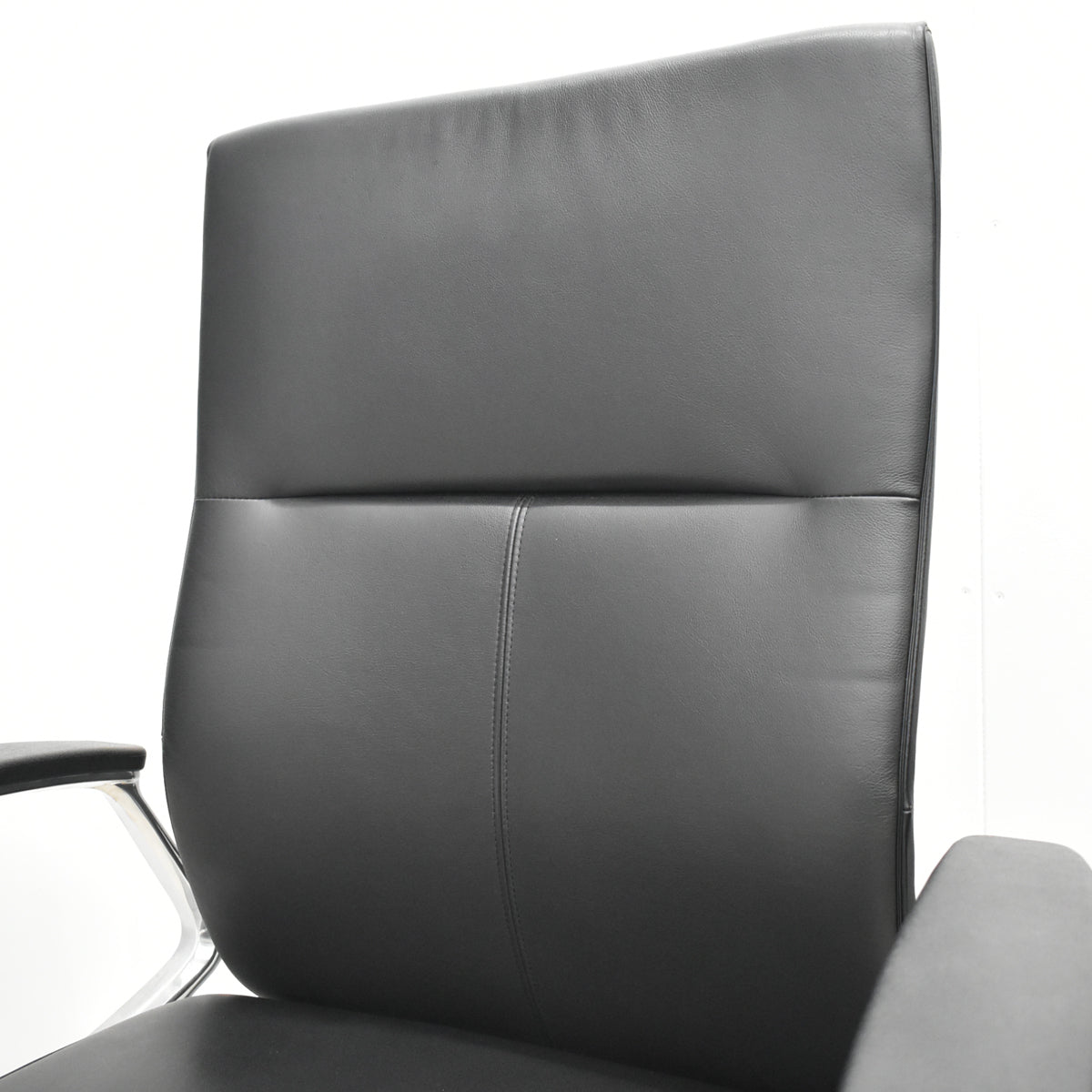 【中古】オカムラ　デューク　固定肘　革張り　ポリッシュ　ランバーサポート　ブラック　2026030504【中古オフィス家具】