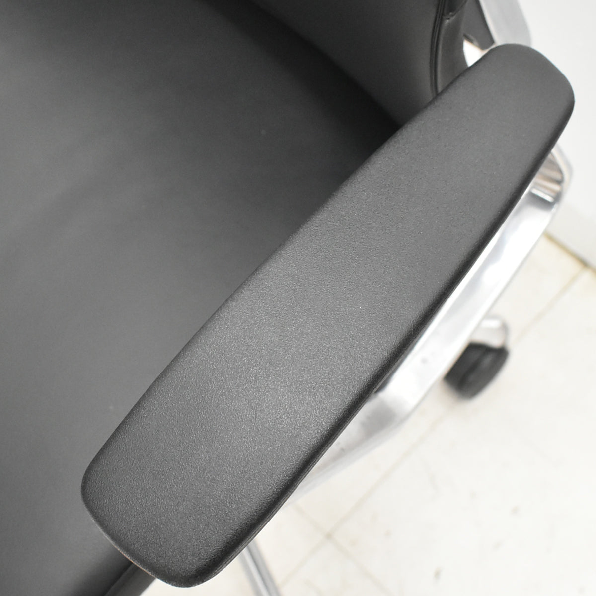 【中古】オカムラ　デューク　固定肘　革張り　ポリッシュ　ランバーサポート　ブラック　2026030504【中古オフィス家具】