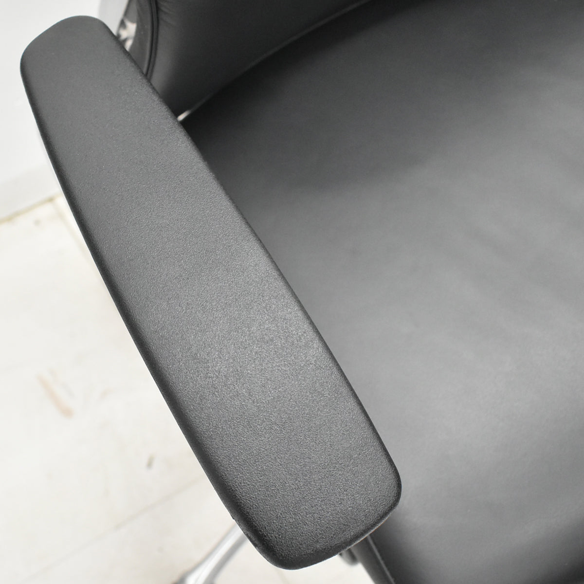 【中古】オカムラ　デューク　固定肘　革張り　ポリッシュ　ランバーサポート　ブラック　2026030504【中古オフィス家具】