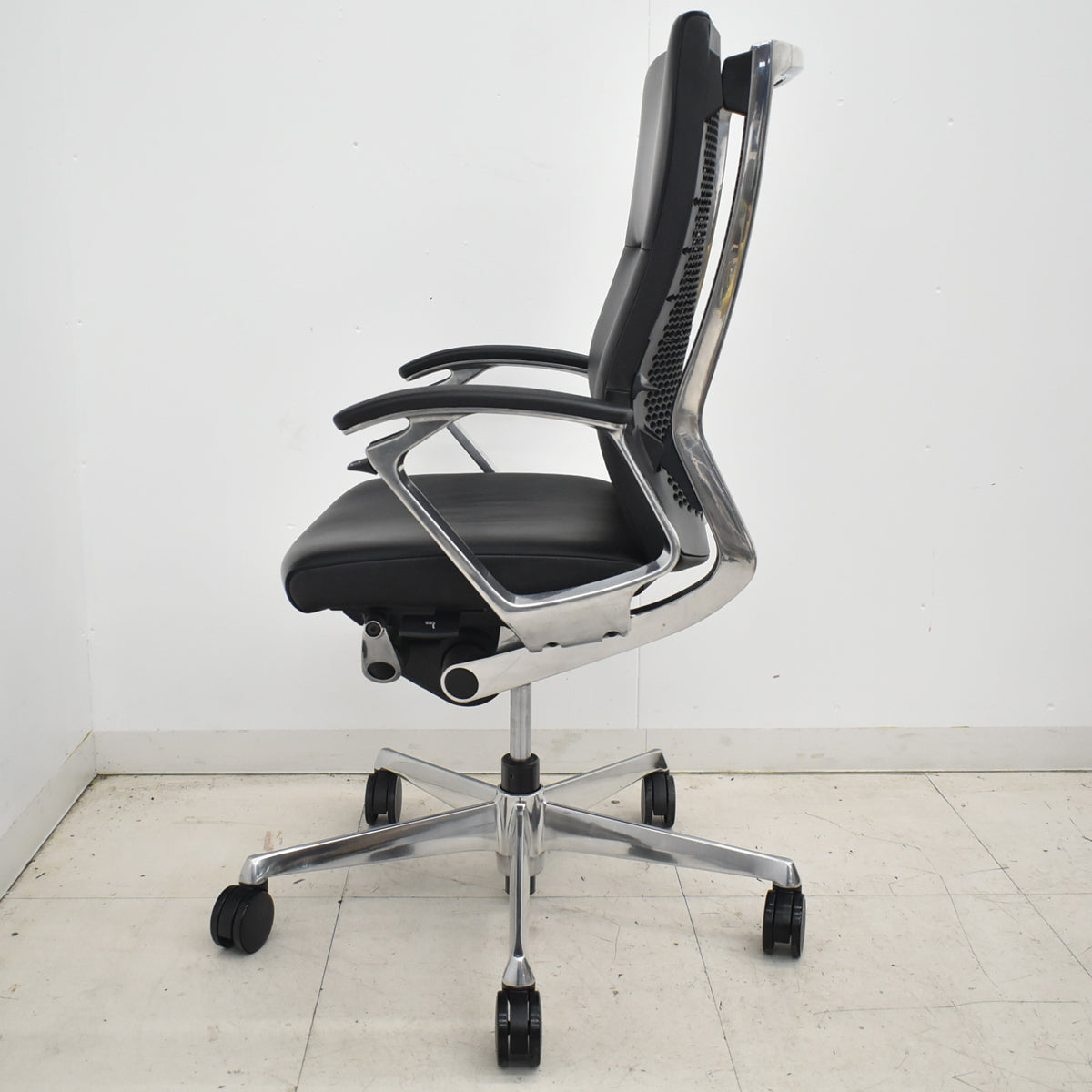 【中古】オカムラ　デューク　固定肘　革張り　ポリッシュ　ランバーサポート　ブラック　2026030504【中古オフィス家具】