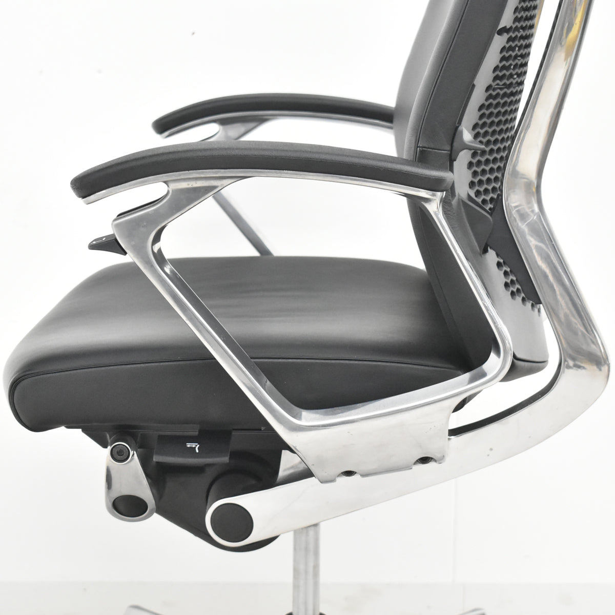 【中古】オカムラ　デューク　固定肘　革張り　ポリッシュ　ランバーサポート　ブラック　2026030504【中古オフィス家具】