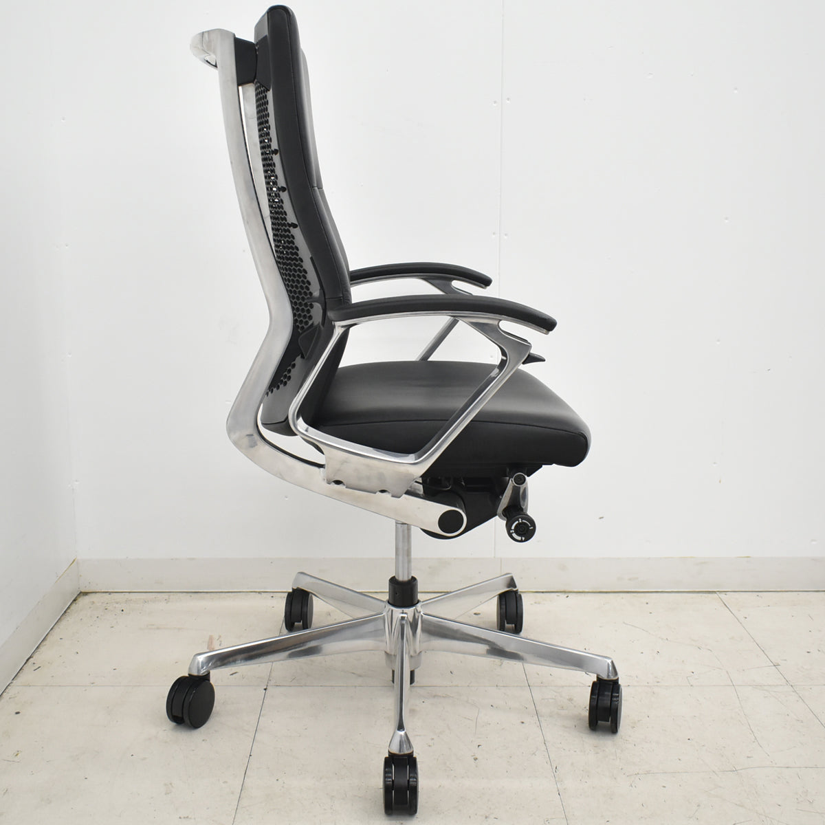 【中古】オカムラ　デューク　固定肘　革張り　ポリッシュ　ランバーサポート　ブラック　2026030504【中古オフィス家具】