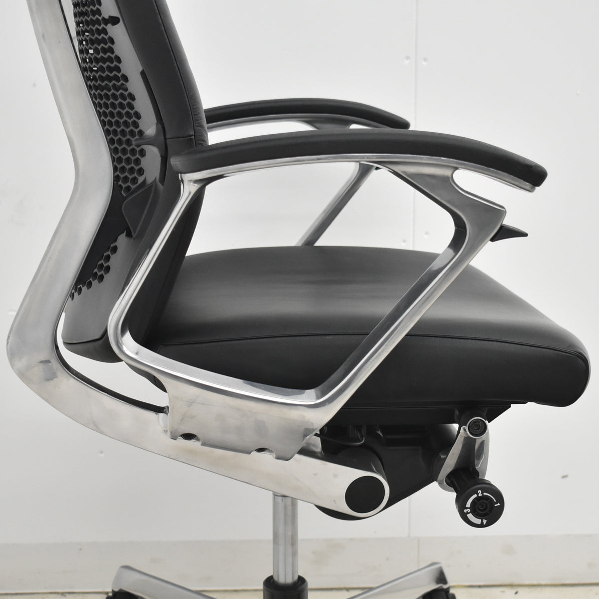 【中古】オカムラ　デューク　固定肘　革張り　ポリッシュ　ランバーサポート　ブラック　2026030504【中古オフィス家具】