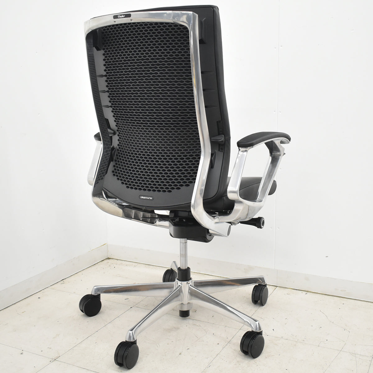 【中古】オカムラ　デューク　固定肘　革張り　ポリッシュ　ランバーサポート　ブラック　2026030504【中古オフィス家具】