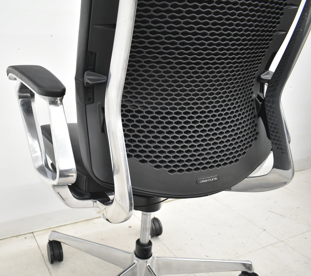 【中古】オカムラ　デューク　固定肘　革張り　ポリッシュ　ランバーサポート　ブラック　2026030504【中古オフィス家具】