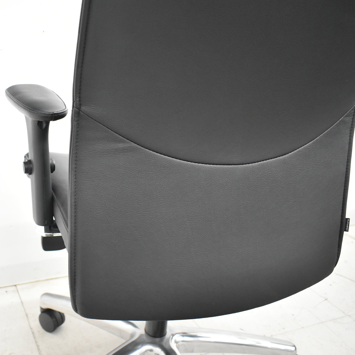 【中古】オカムラ　CEシリーズ　エグゼクティブチェア 可動肘　総革張り　ブラック　2026030505【中古オフィス家具】