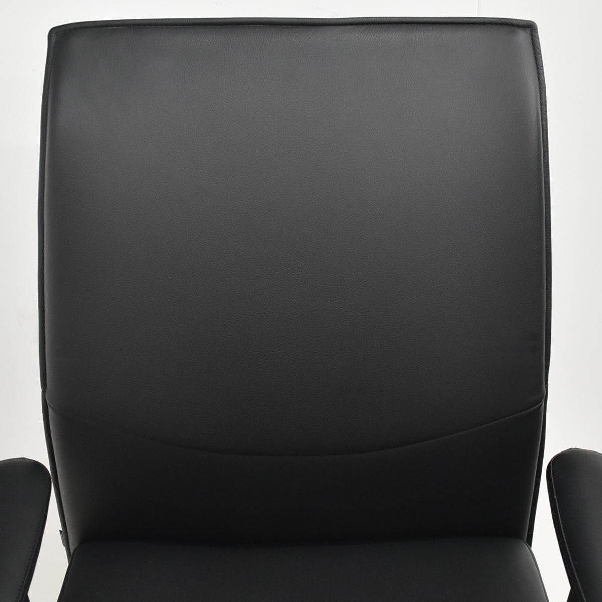 【中古】オカムラ　CEシリーズ　エグゼクティブチェア 可動肘　総革張り　ブラック　2026030505【中古オフィス家具】