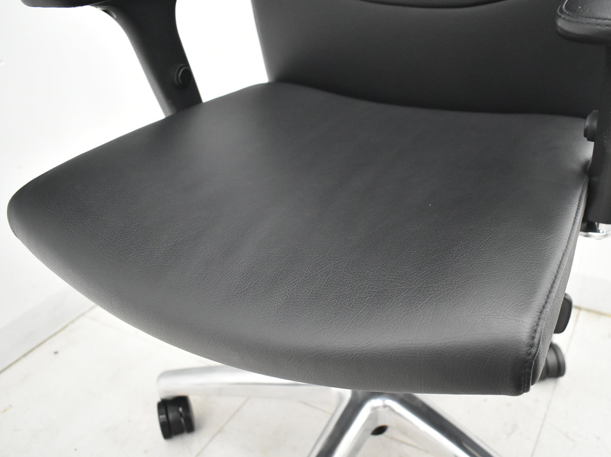 【中古】オカムラ　CEシリーズ　エグゼクティブチェア 可動肘　総革張り　ブラック　2026030505【中古オフィス家具】
