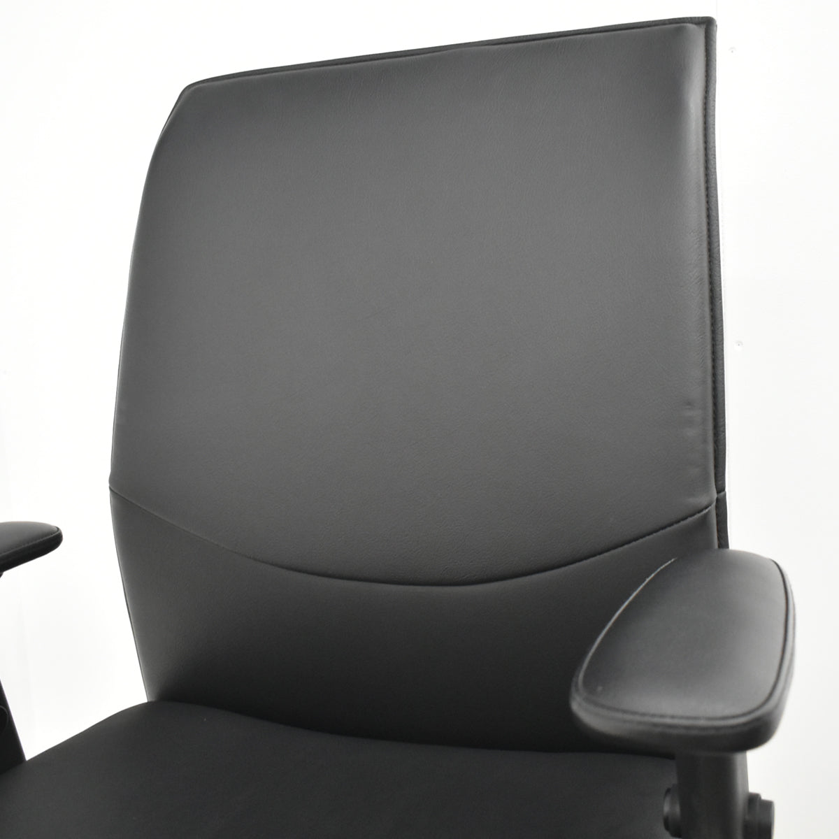 【中古】オカムラ　CEシリーズ　エグゼクティブチェア 可動肘　総革張り　ブラック　2026030505【中古オフィス家具】
