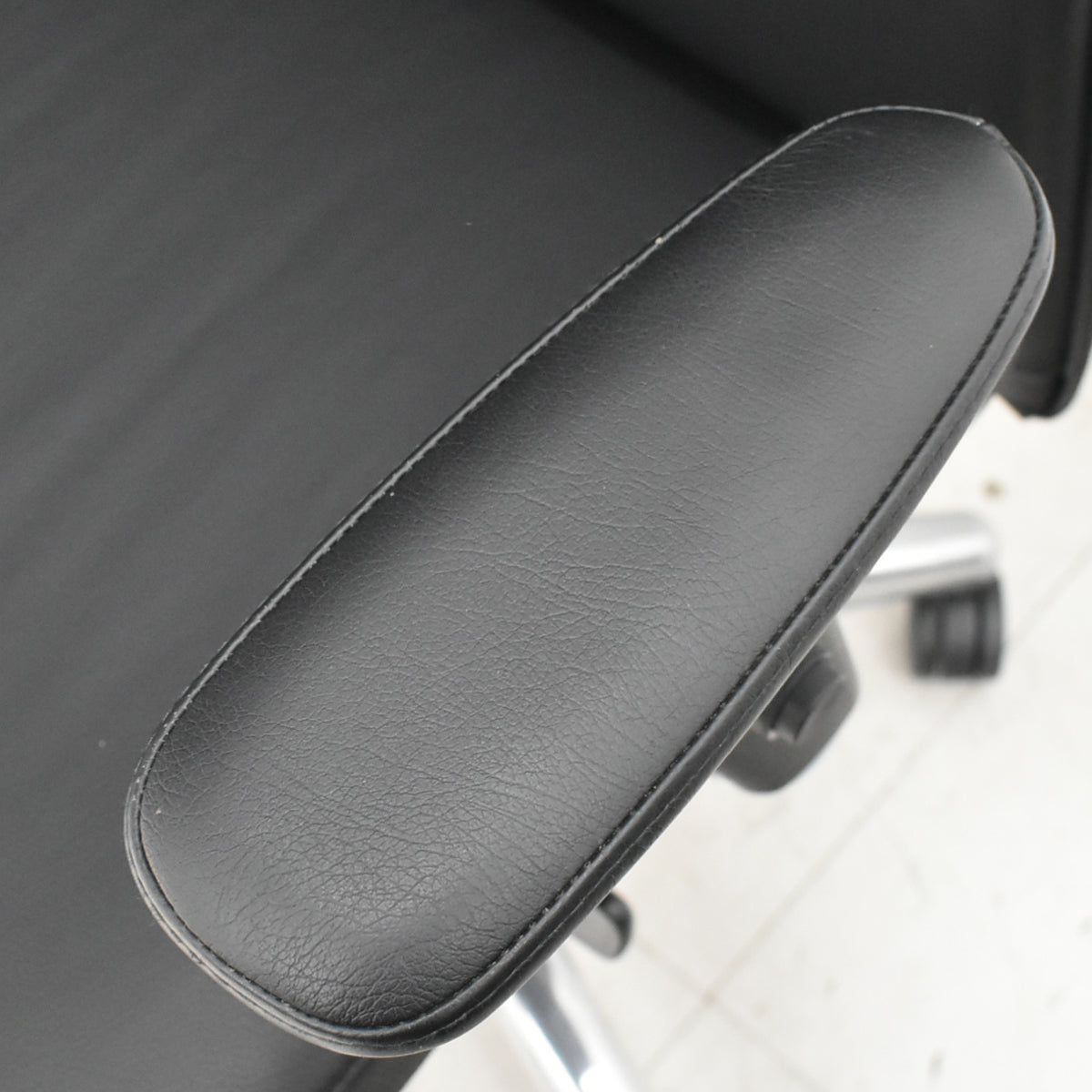 【中古】オカムラ　CEシリーズ　エグゼクティブチェア 可動肘　総革張り　ブラック　2026030505【中古オフィス家具】