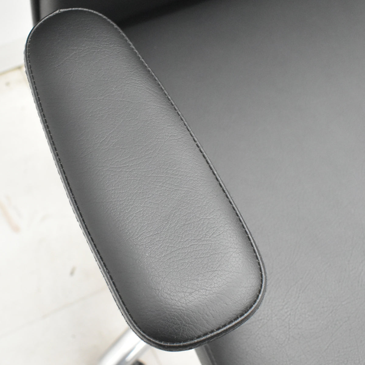 【中古】オカムラ　CEシリーズ　エグゼクティブチェア 可動肘　総革張り　ブラック　2026030505【中古オフィス家具】