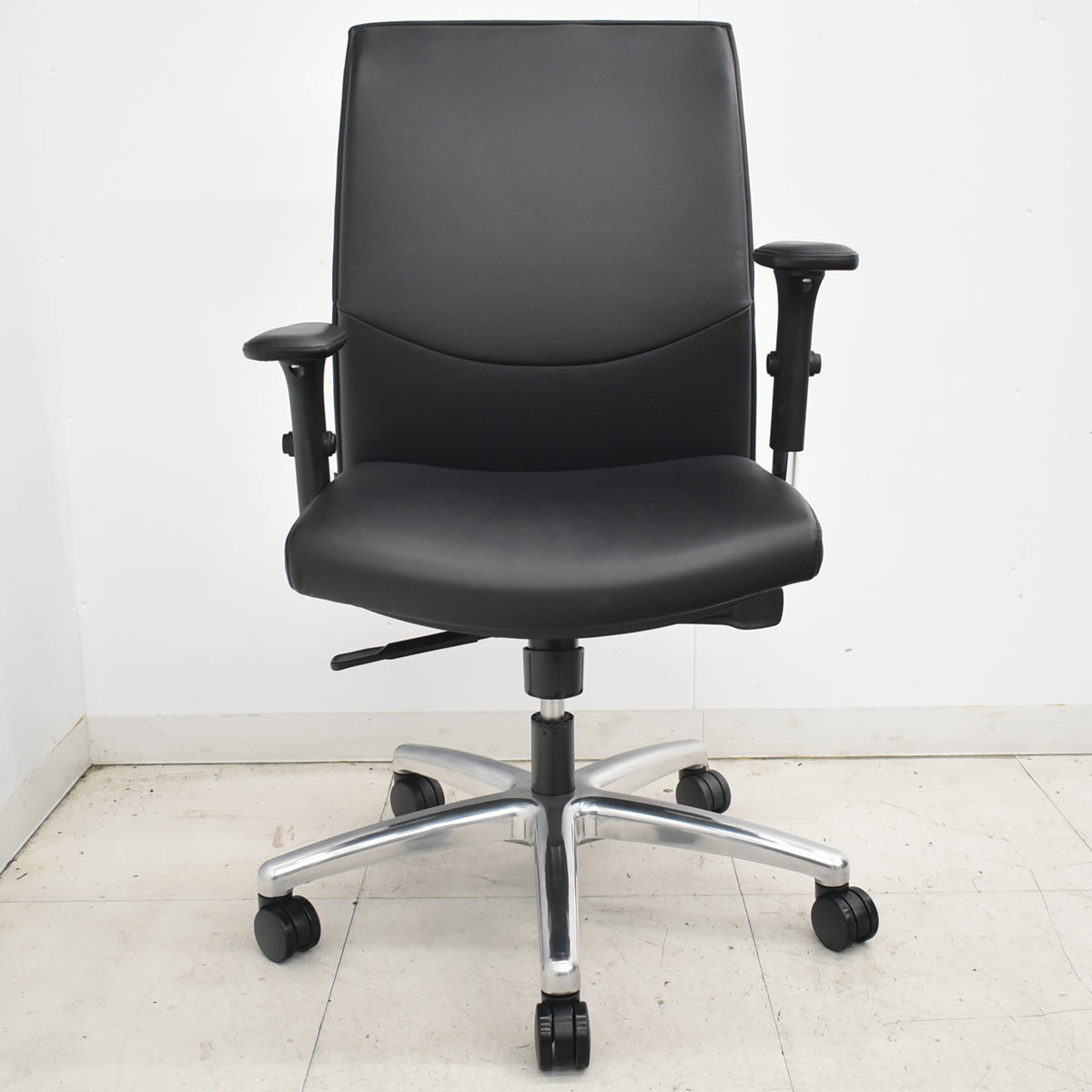 【中古】オカムラ　CEシリーズ　エグゼクティブチェア 可動肘　総革張り　ブラック　2026030505【中古オフィス家具】