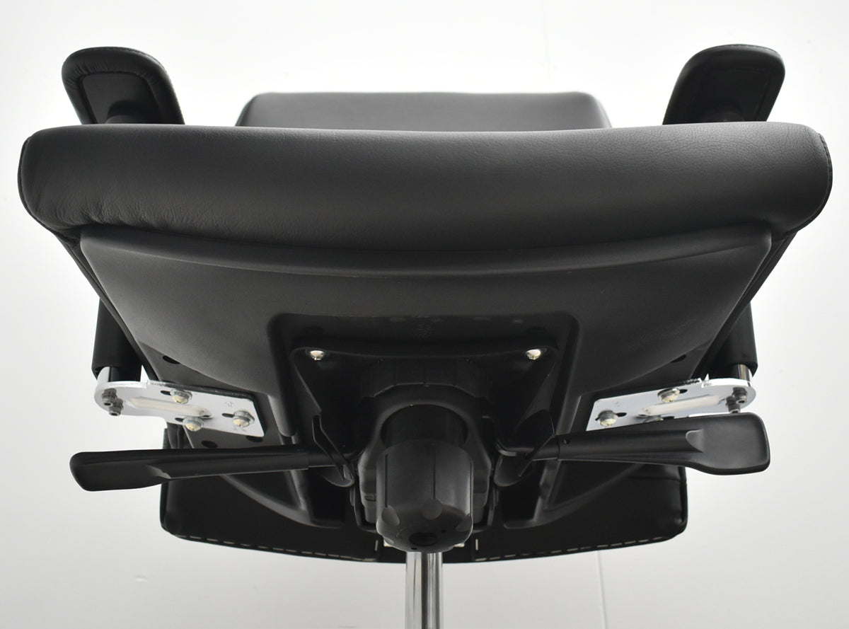 【中古】オカムラ　CEシリーズ　エグゼクティブチェア 可動肘　総革張り　ブラック　2026030505【中古オフィス家具】