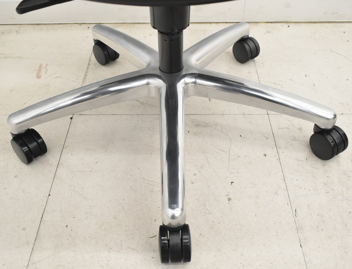 【中古】オカムラ　CEシリーズ　エグゼクティブチェア 可動肘　総革張り　ブラック　2026030505【中古オフィス家具】