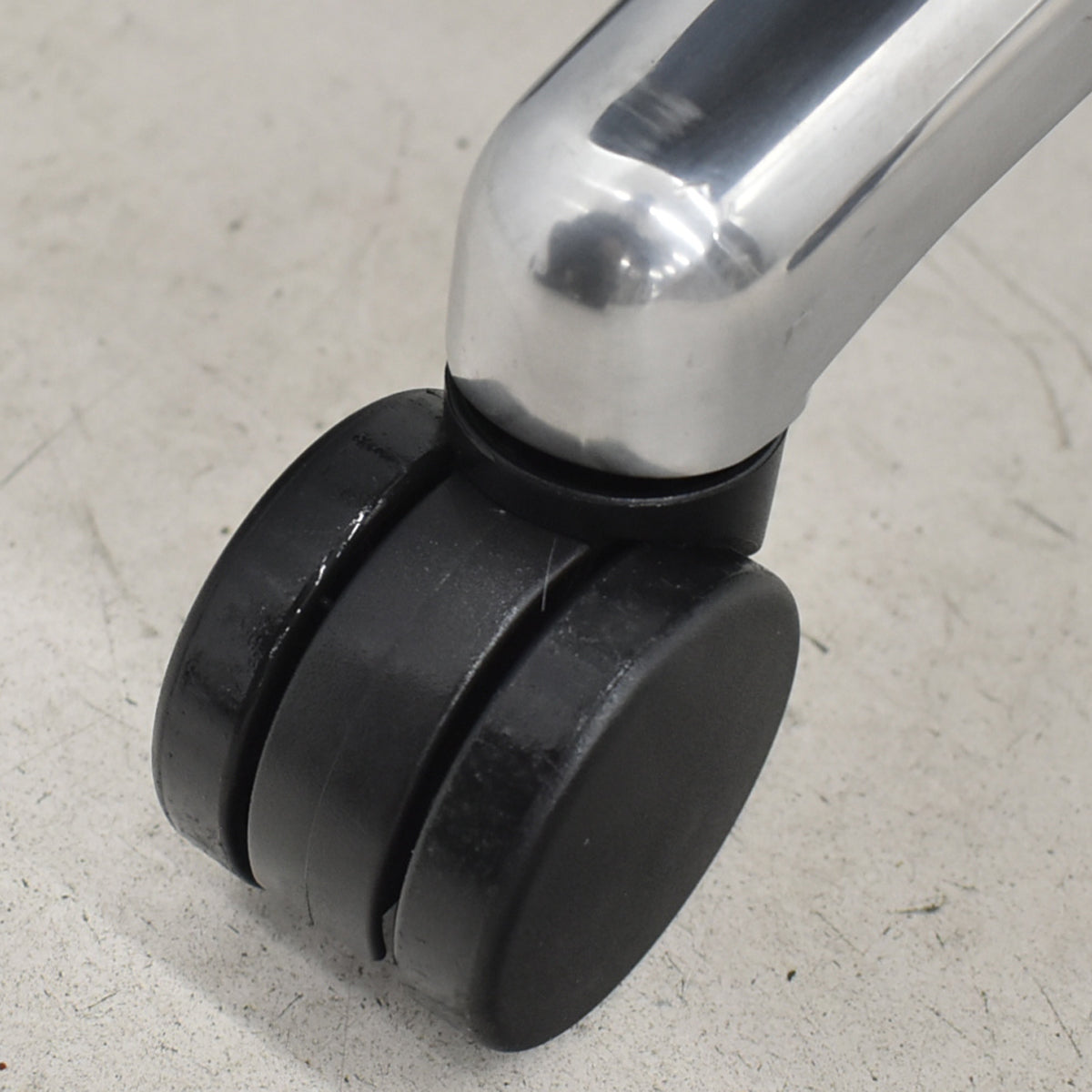 【中古】オカムラ　CEシリーズ　エグゼクティブチェア 可動肘　総革張り　ブラック　2026030505【中古オフィス家具】