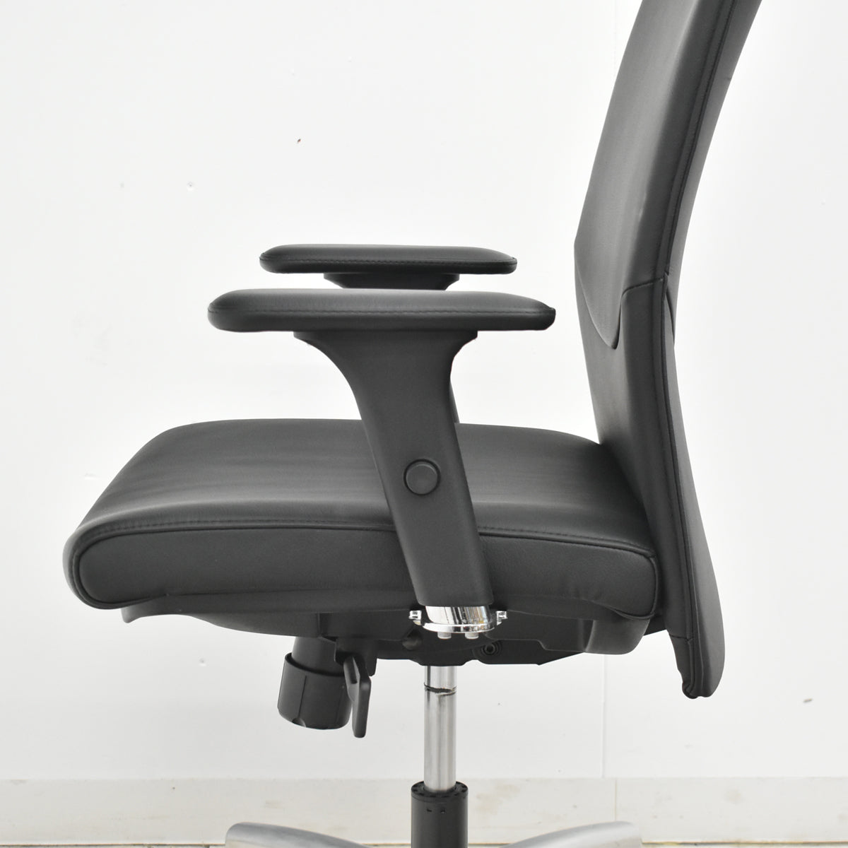 【中古】オカムラ　CEシリーズ　エグゼクティブチェア 可動肘　総革張り　ブラック　2026030505【中古オフィス家具】