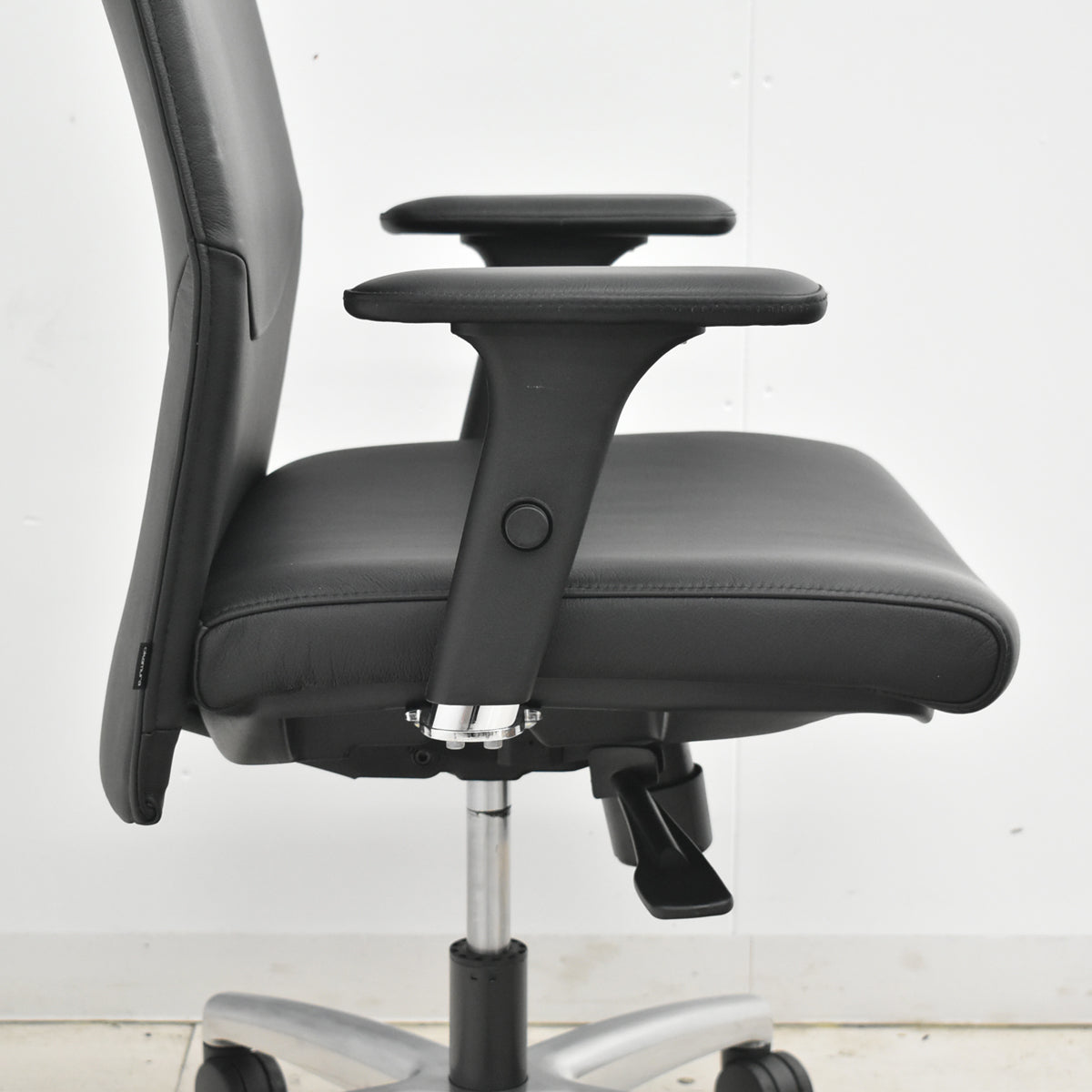 【中古】オカムラ　CEシリーズ　エグゼクティブチェア 可動肘　総革張り　ブラック　2026030505【中古オフィス家具】