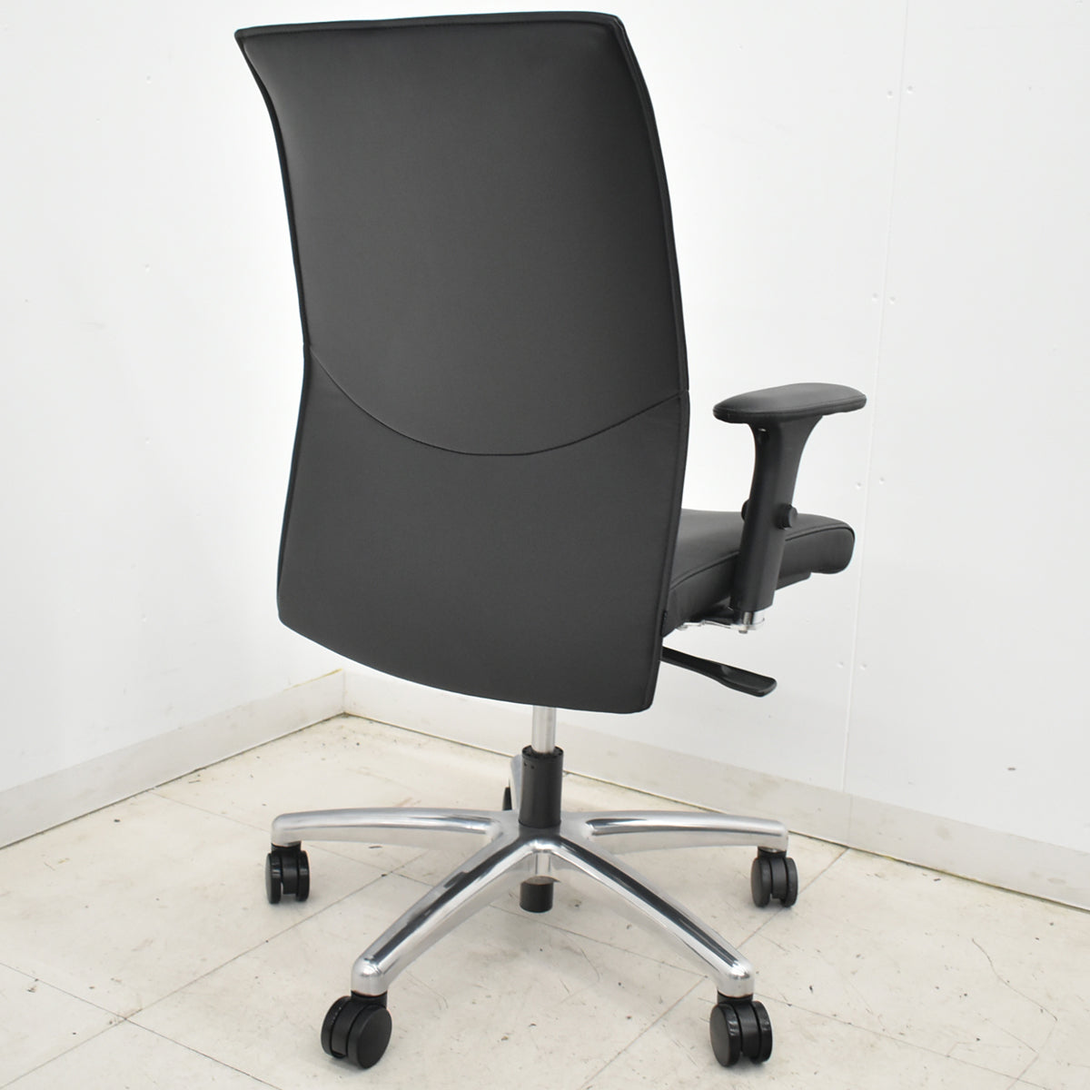 【中古】オカムラ　CEシリーズ　エグゼクティブチェア 可動肘　総革張り　ブラック　2026030505【中古オフィス家具】