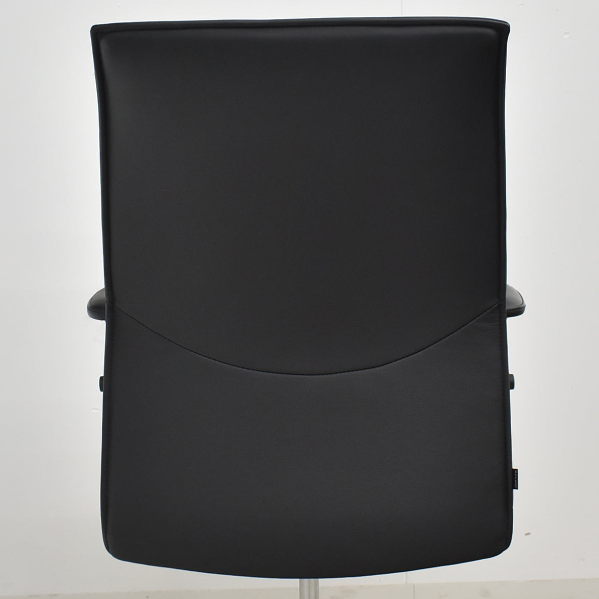 【中古】オカムラ　CEシリーズ　エグゼクティブチェア 可動肘　総革張り　ブラック　2026030505【中古オフィス家具】