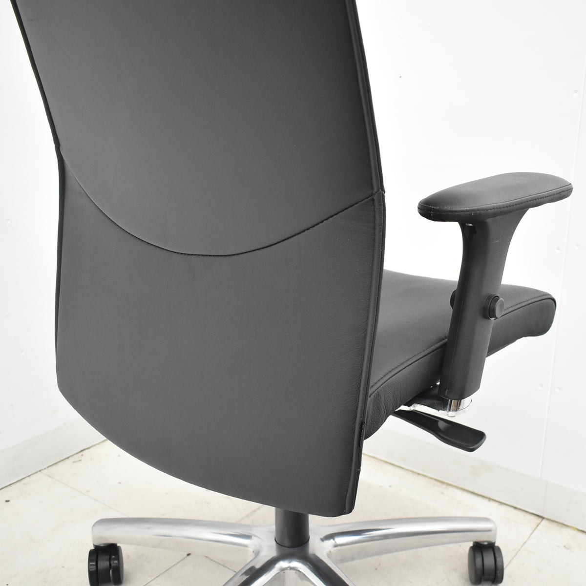 【中古】オカムラ　CEシリーズ　エグゼクティブチェア 可動肘　総革張り　ブラック　2026030505【中古オフィス家具】