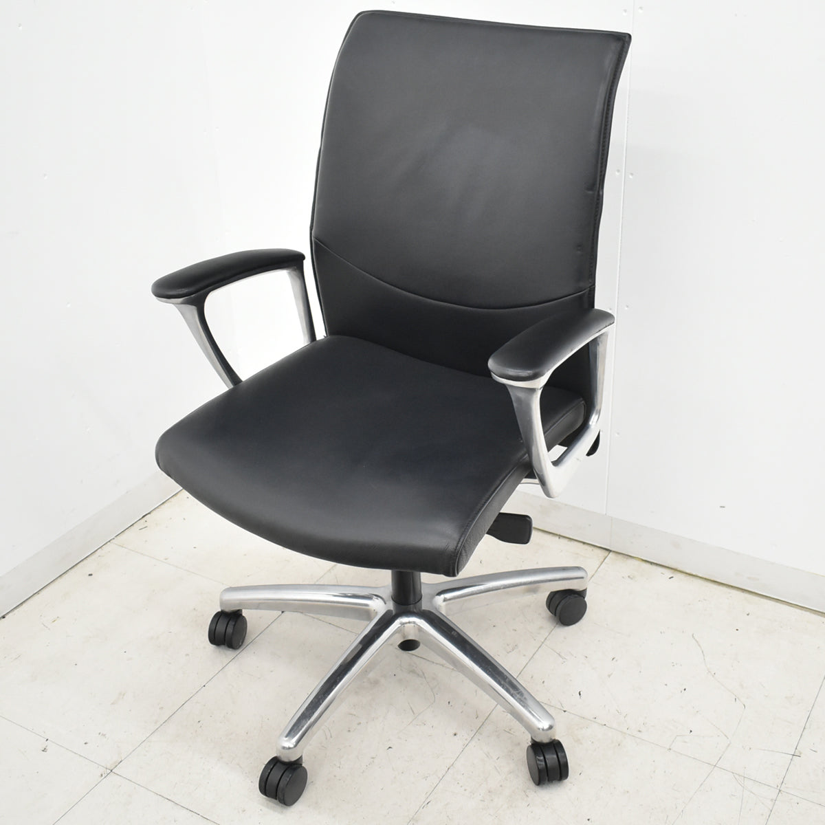 【中古】オカムラ　CEシリーズ　エグゼクティブチェア 固定肘　総革張り　ブラック　2026030506【中古オフィス家具】