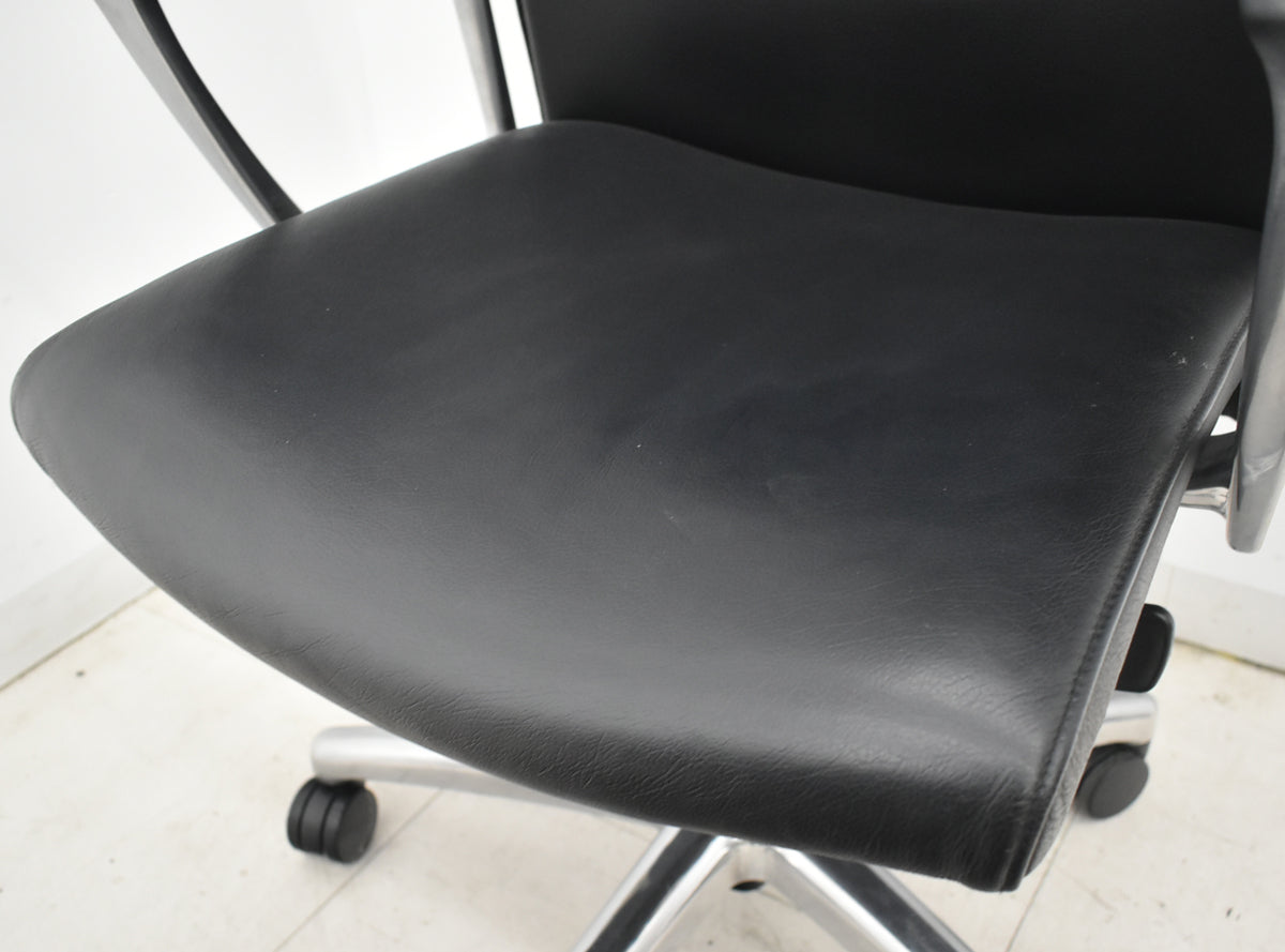 【中古】オカムラ　CEシリーズ　エグゼクティブチェア 固定肘　総革張り　ブラック　2026030506【中古オフィス家具】