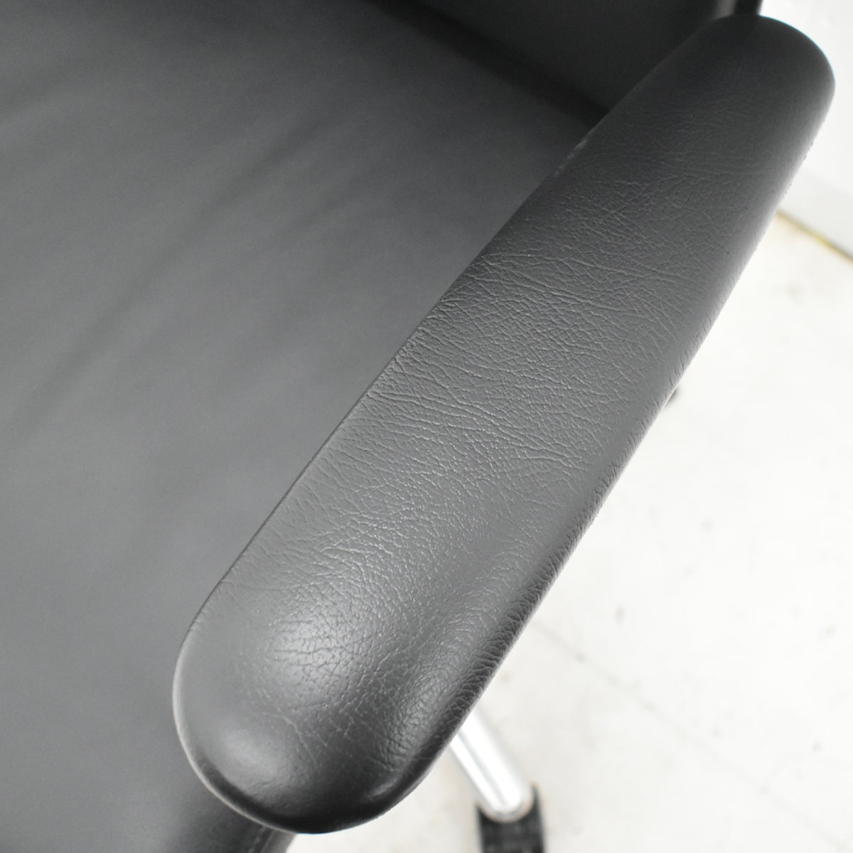 【中古】オカムラ　CEシリーズ　エグゼクティブチェア 固定肘　総革張り　ブラック　2026030506【中古オフィス家具】