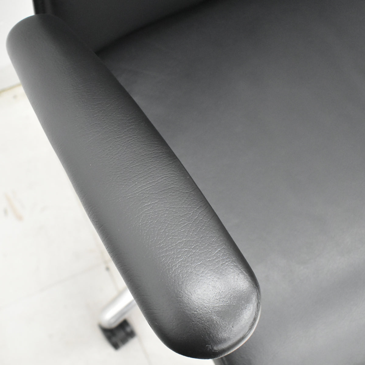 【中古】オカムラ　CEシリーズ　エグゼクティブチェア 固定肘　総革張り　ブラック　2026030506【中古オフィス家具】