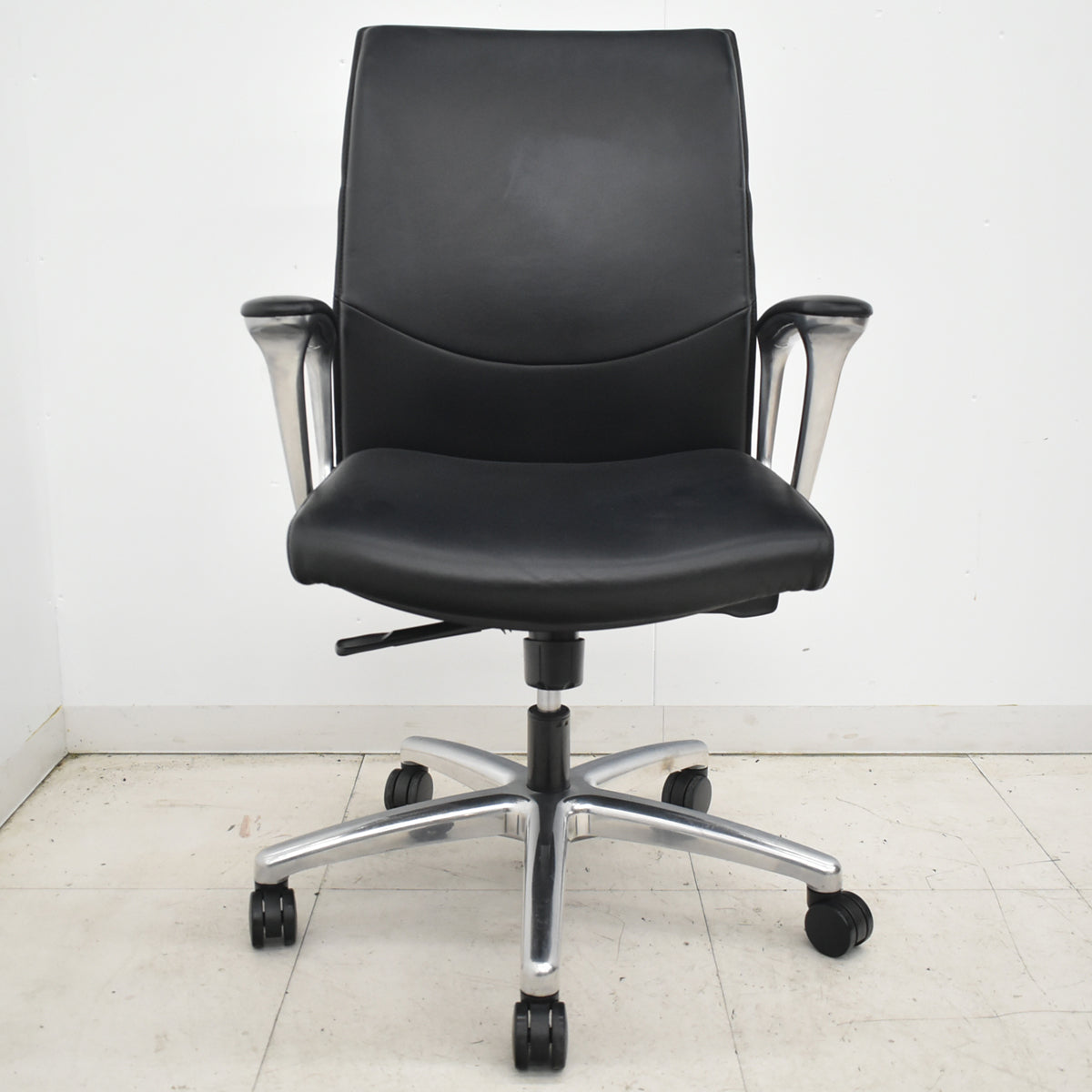 【中古】オカムラ　CEシリーズ　エグゼクティブチェア 固定肘　総革張り　ブラック　2026030506【中古オフィス家具】