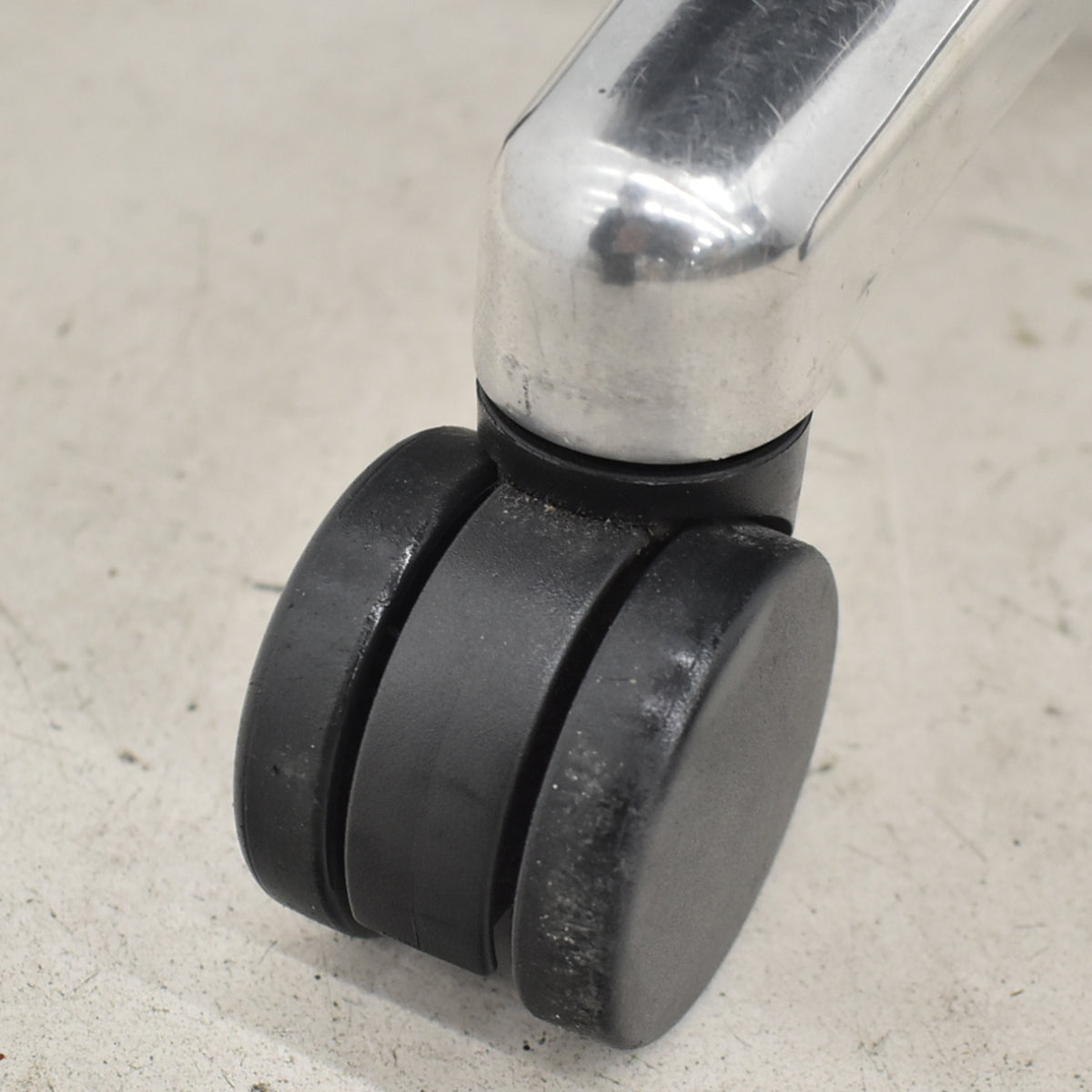 【中古】オカムラ　CEシリーズ　エグゼクティブチェア 固定肘　総革張り　ブラック　2026030506【中古オフィス家具】